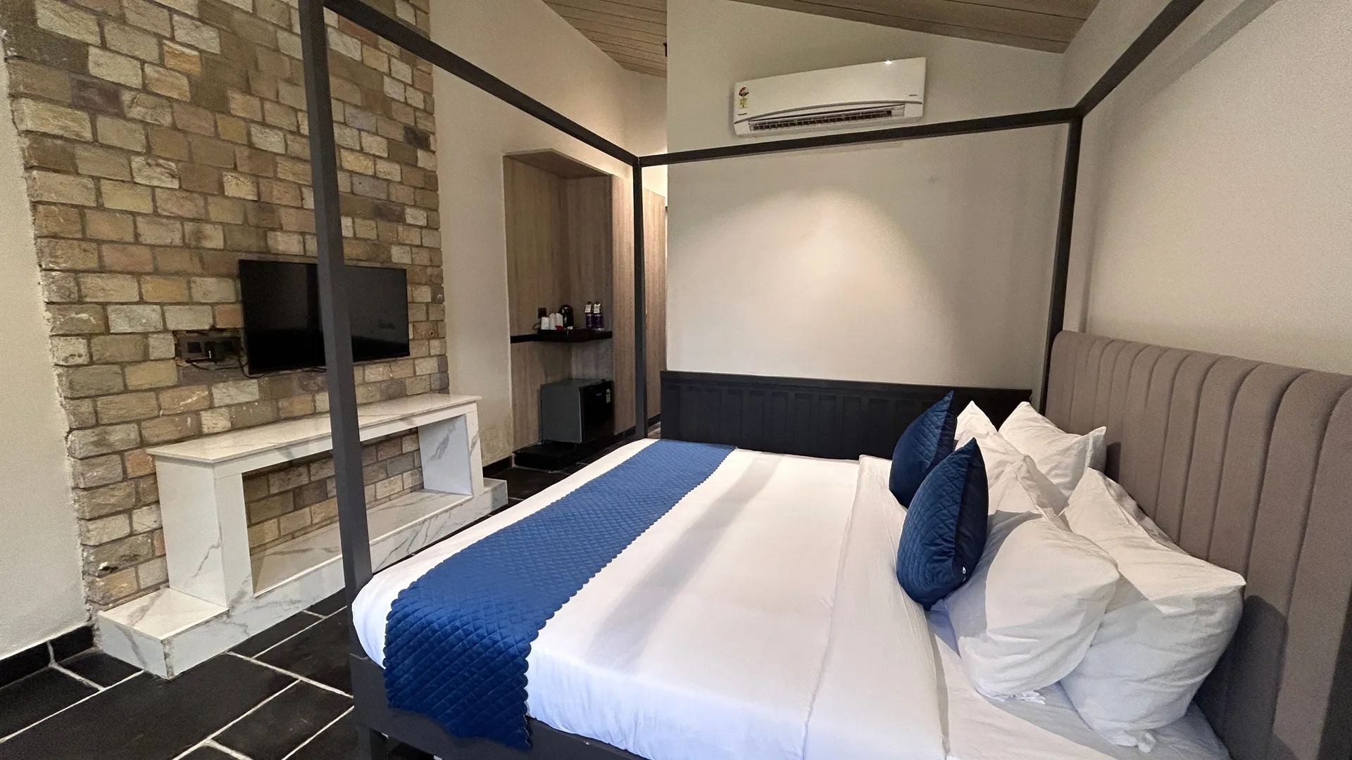 DLS Divine Resort and Spa Room