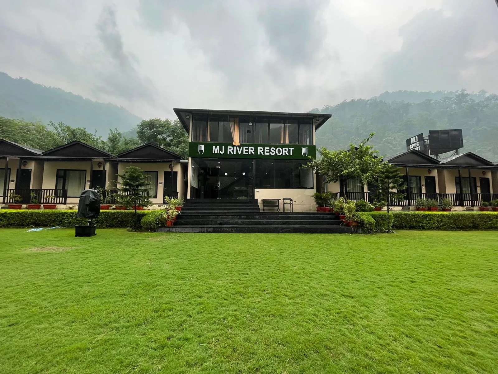 DLS MJ River Resort Facade