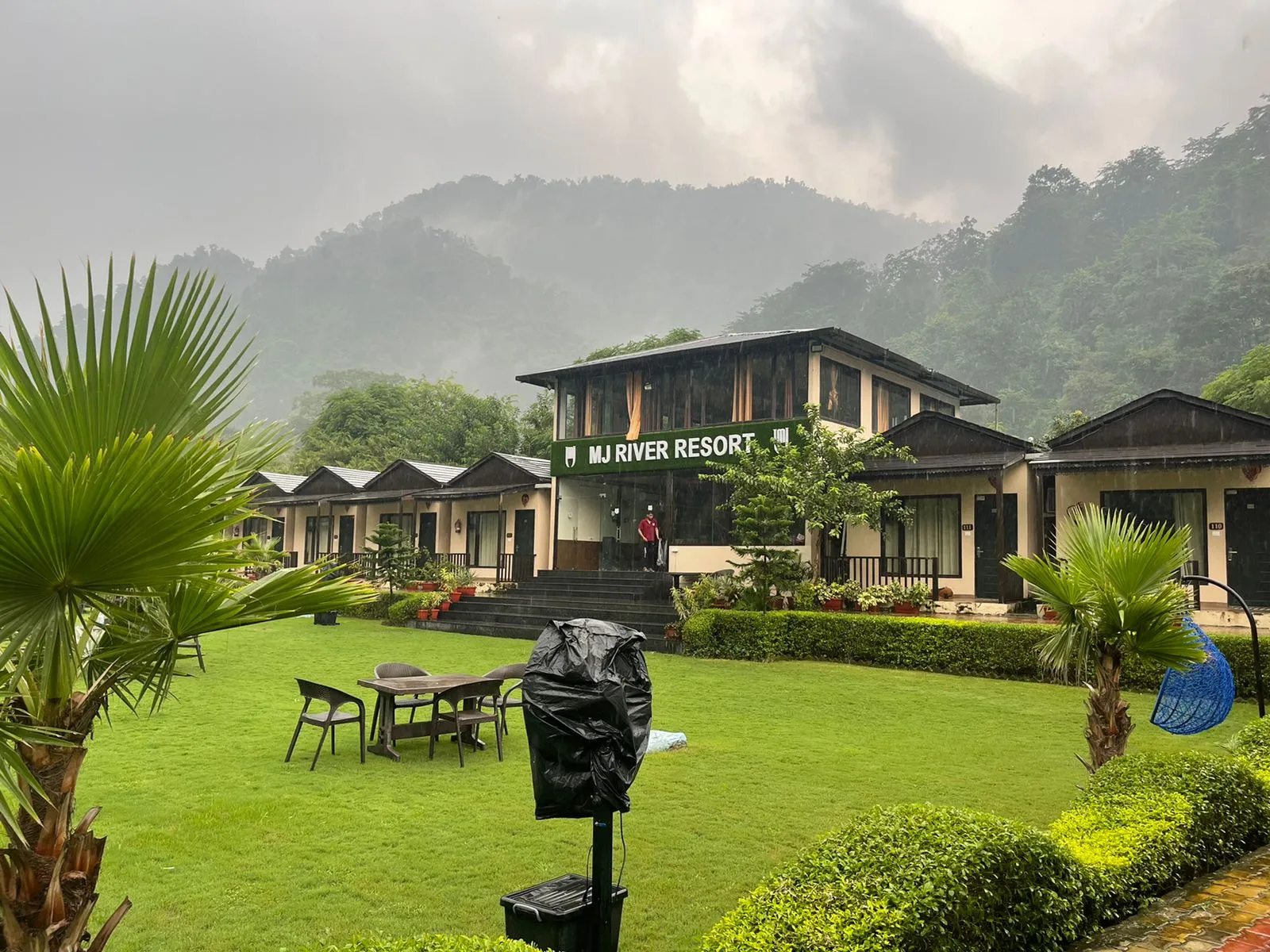 DLS MJ River Resort Garden