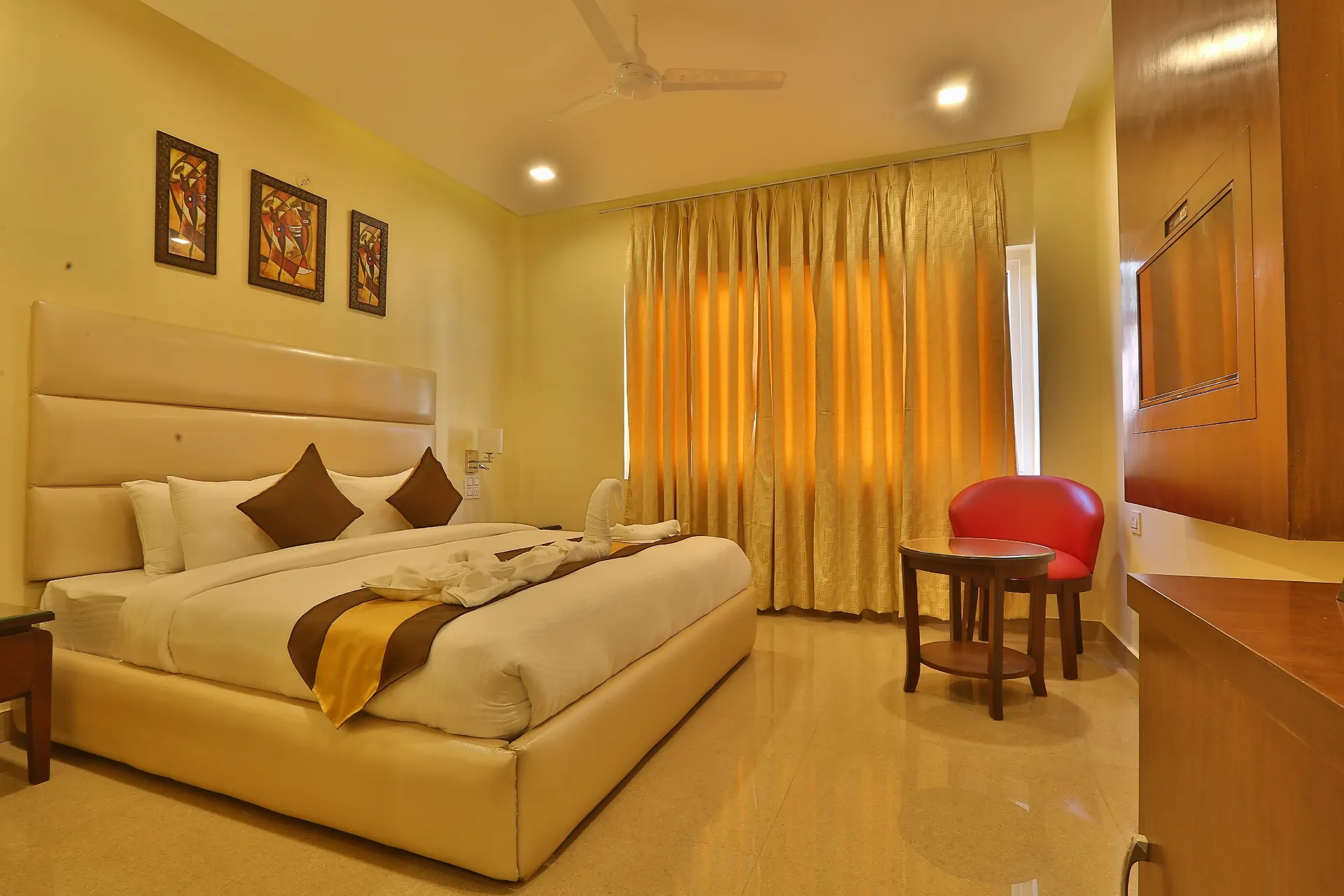 Hotel Royale Hills Room