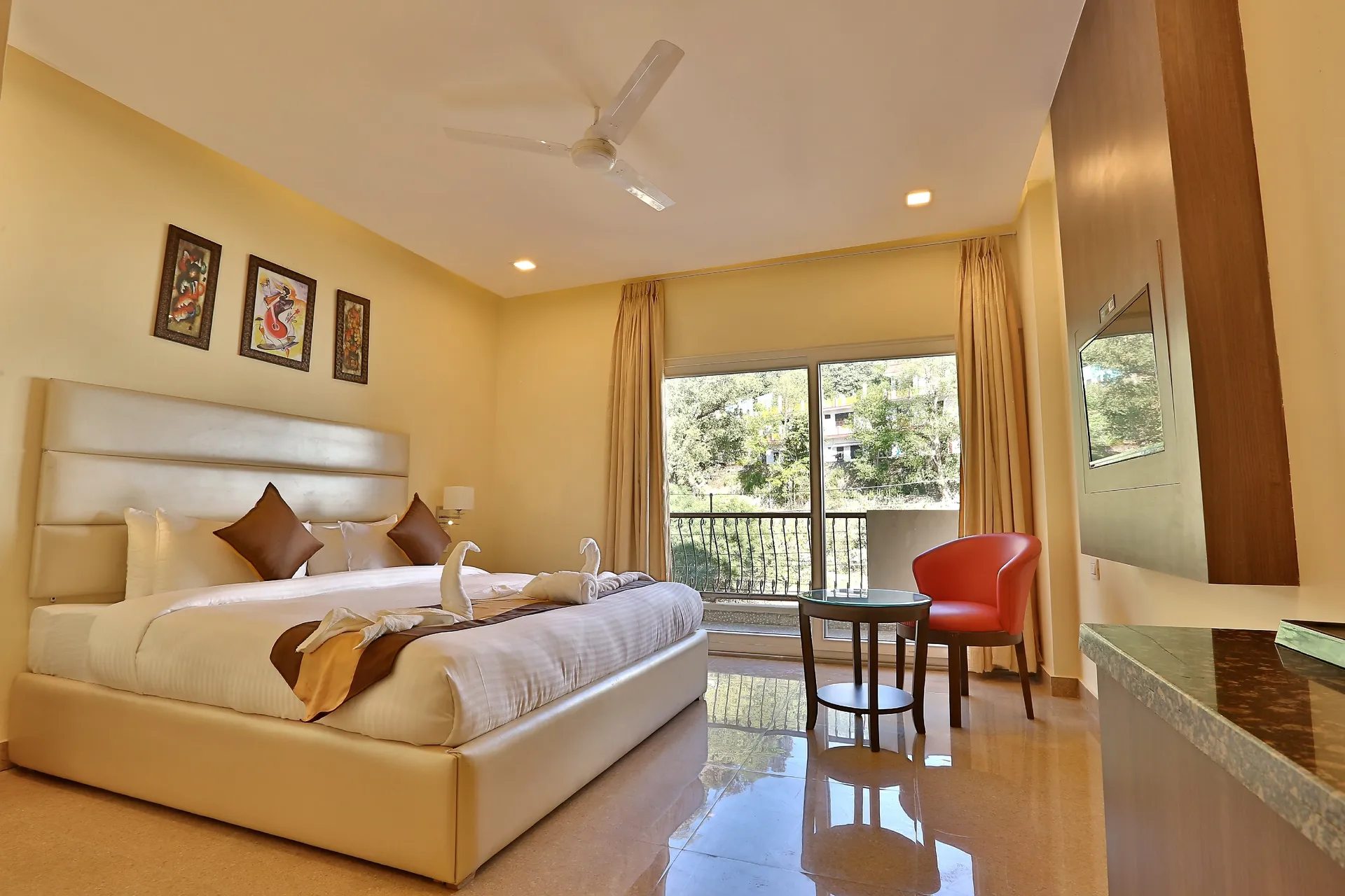 Hotel Royale Hills Room