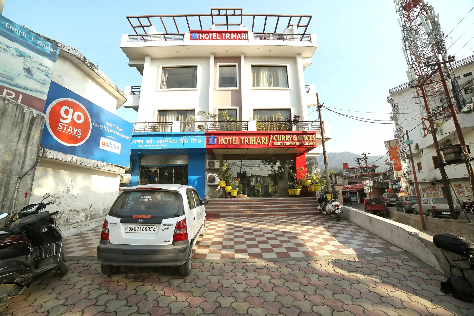 HOTEL TRIHARI Entrance