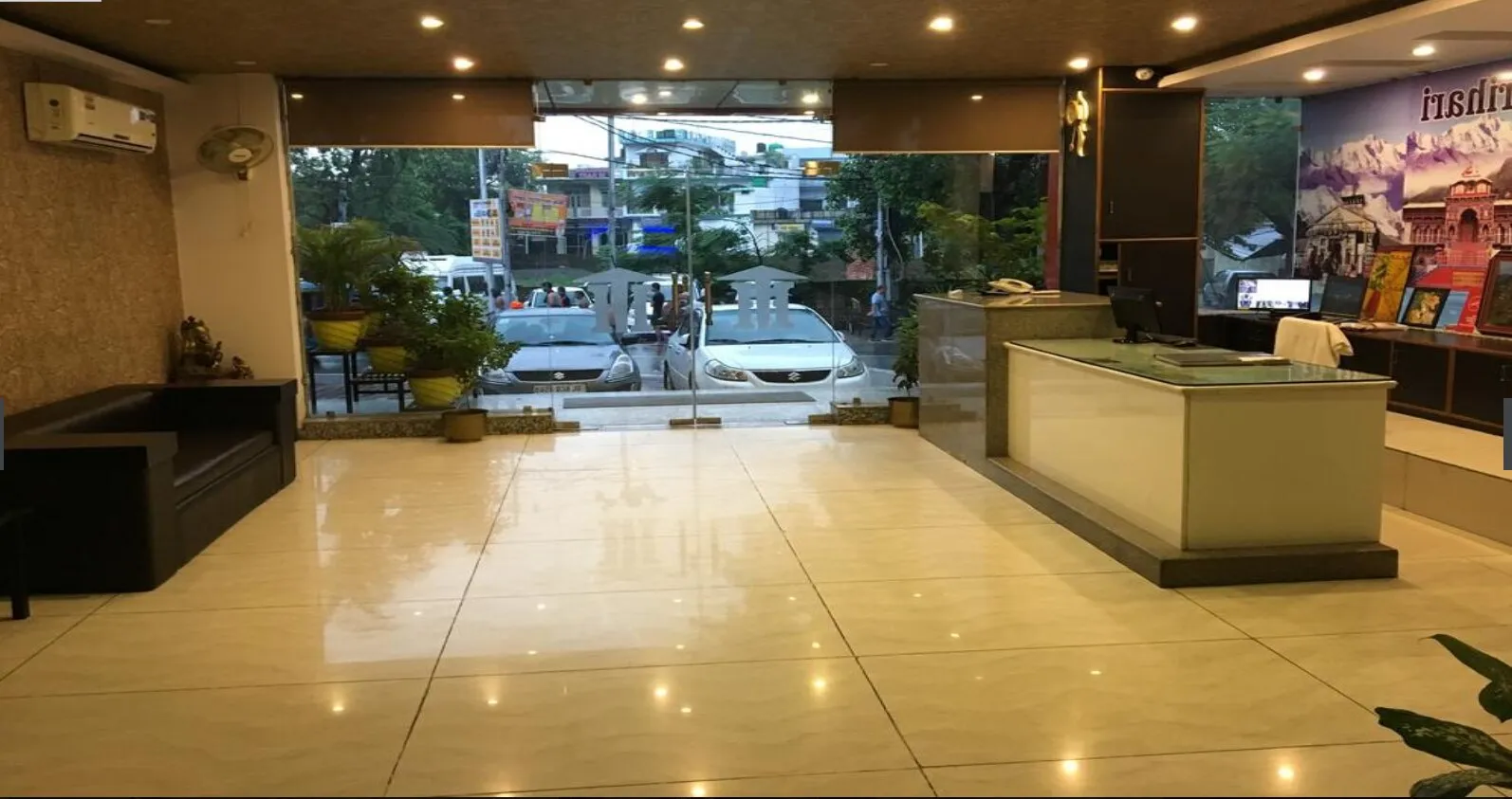 HOTEL TRIHARI Entrance
