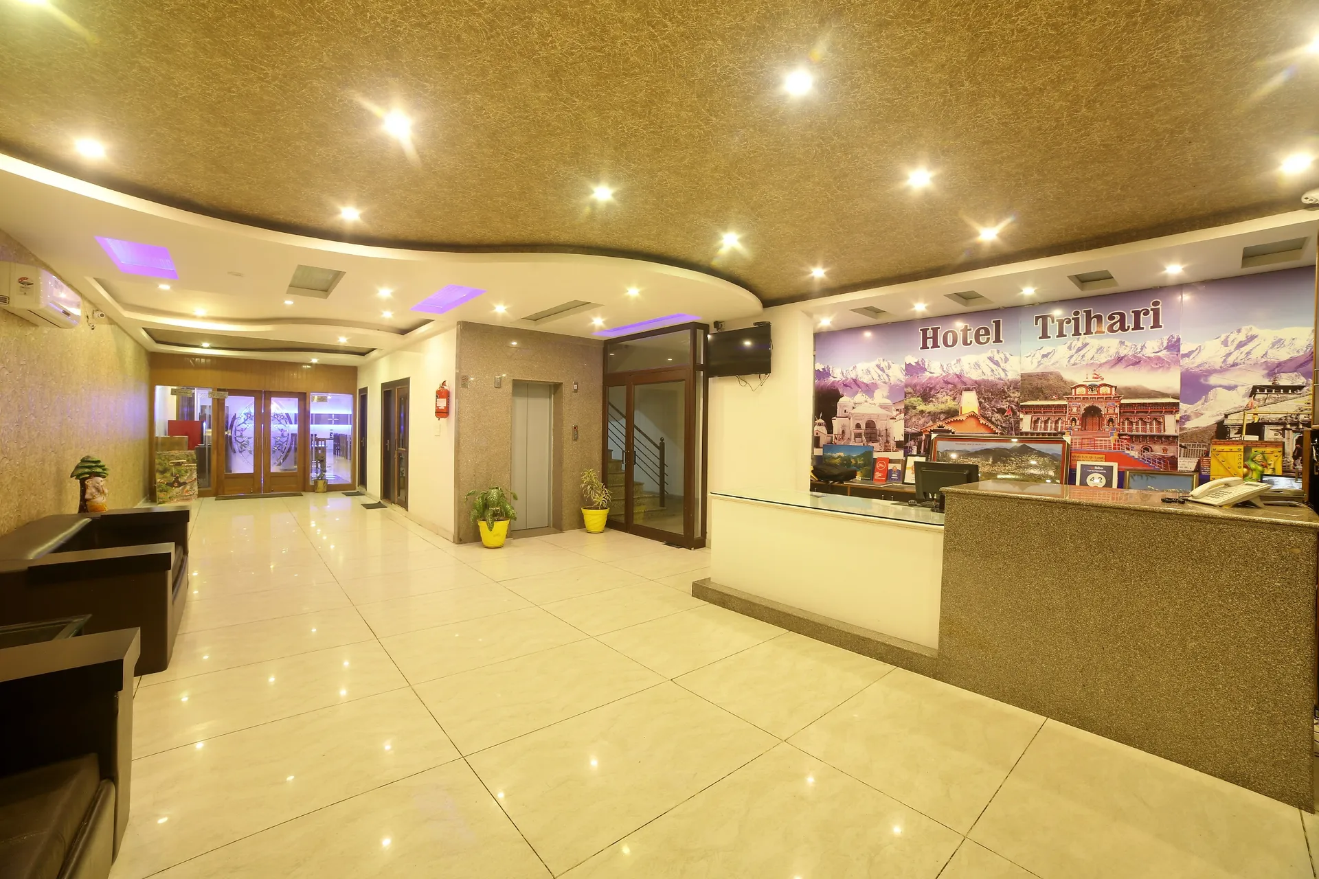 HOTEL TRIHARI Reception