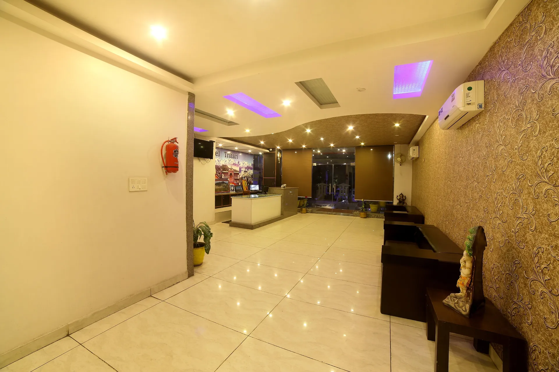 HOTEL TRIHARI Reception
