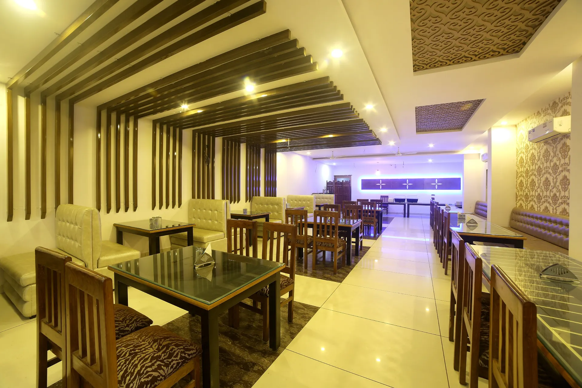 HOTEL TRIHARI Restaurant