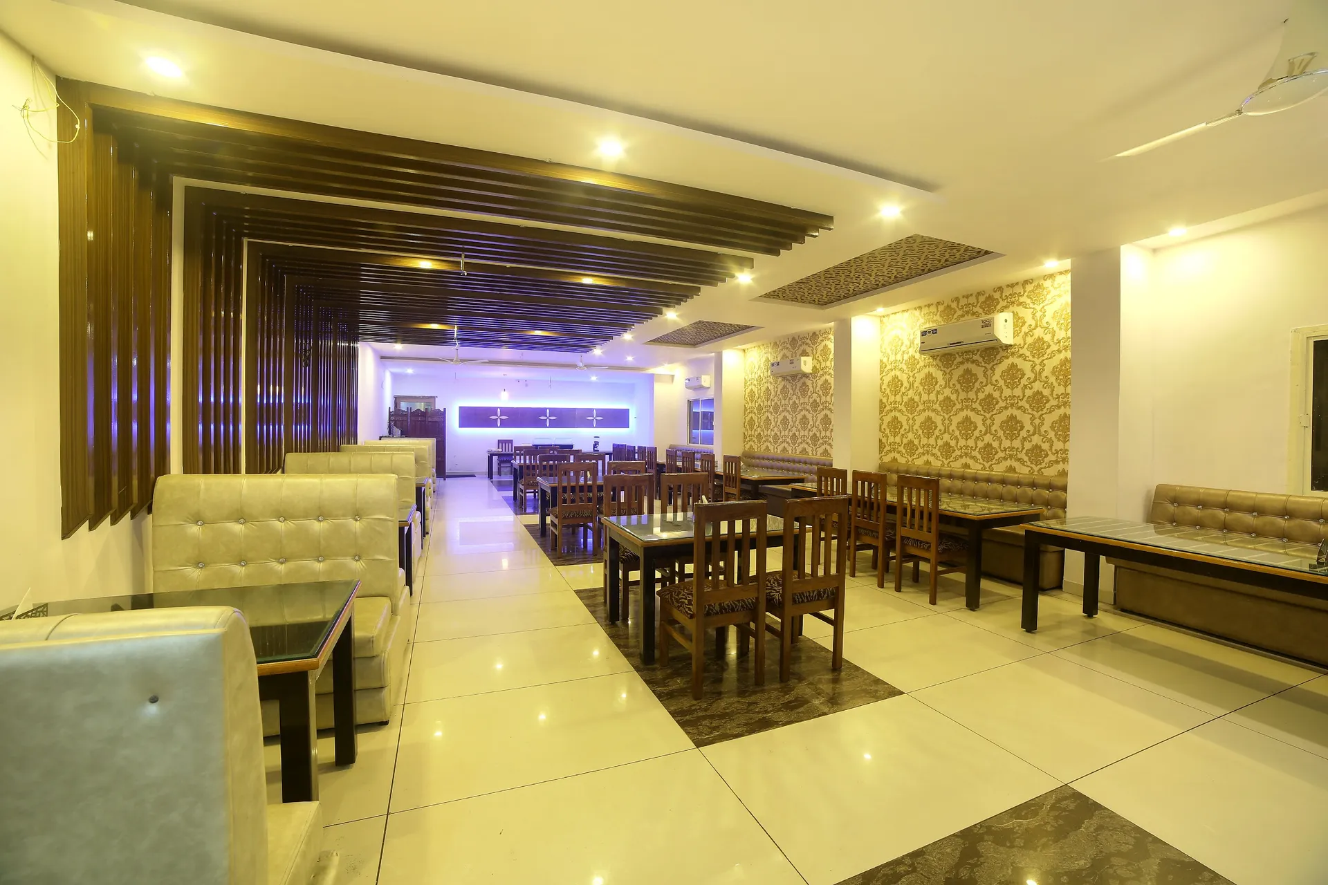 HOTEL TRIHARI Restaurant