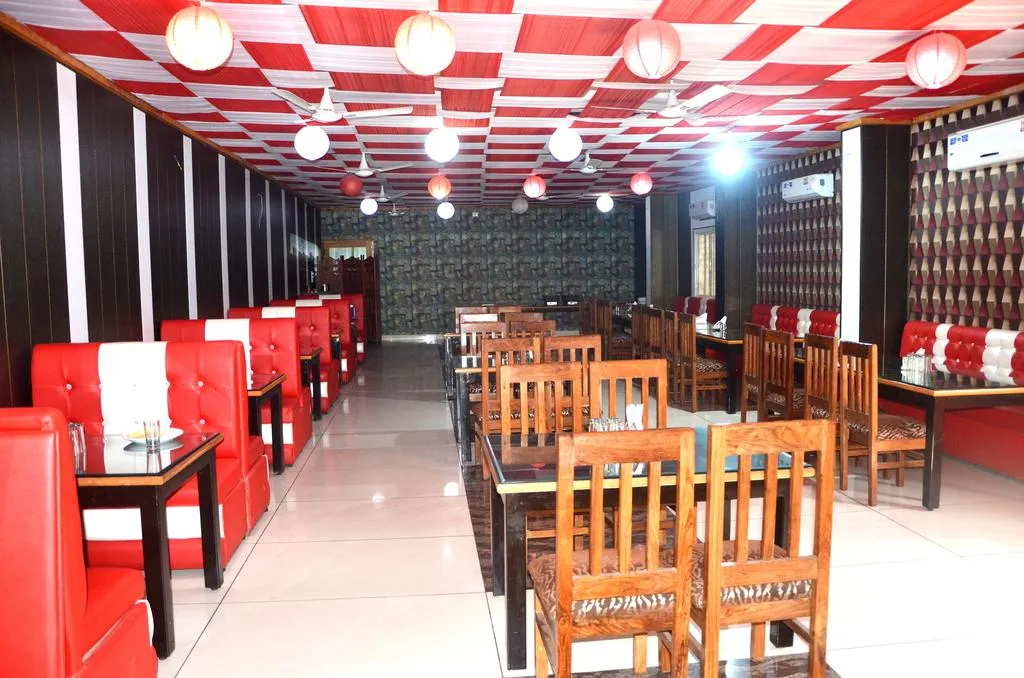 HOTEL TRIHARI Restaurant
