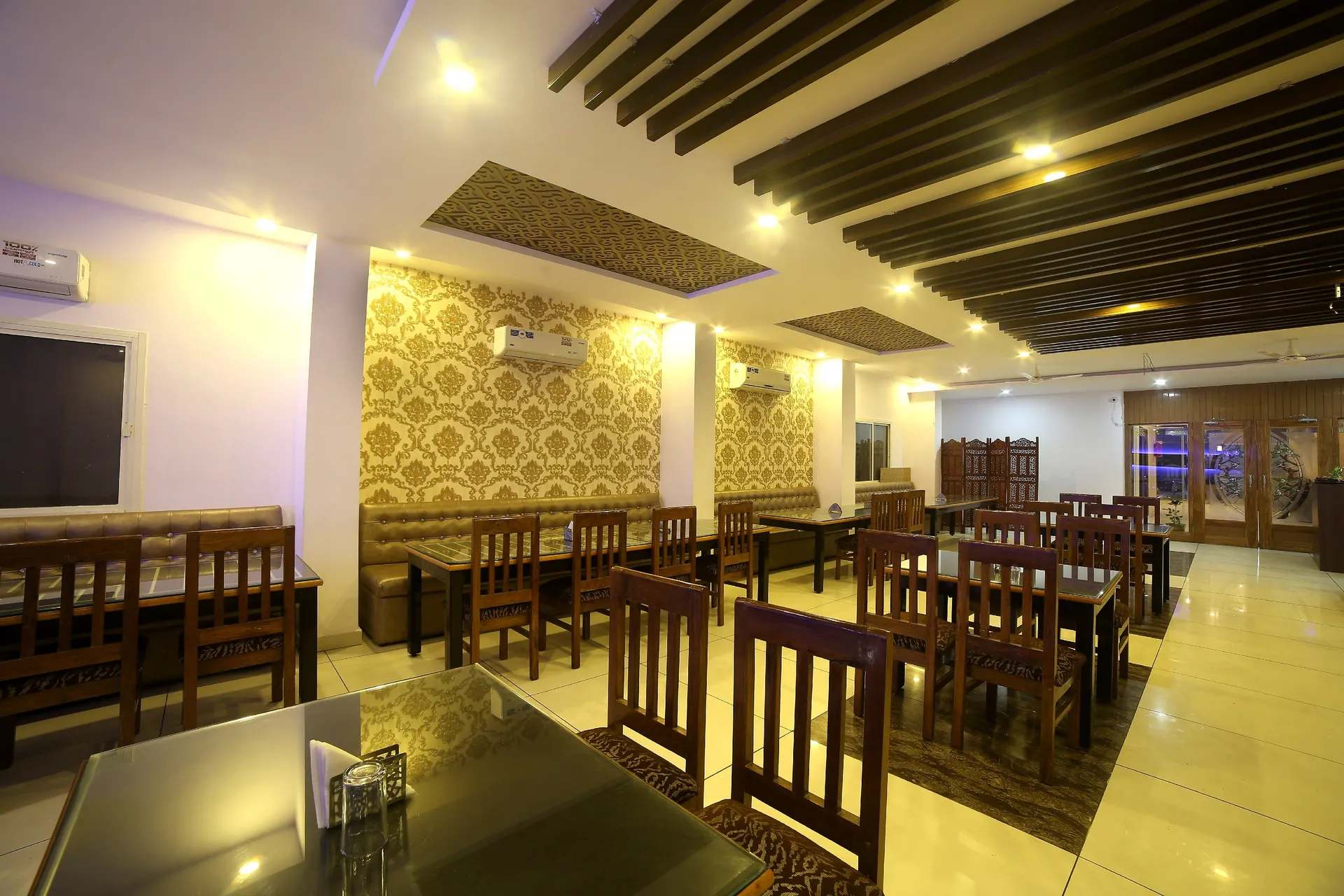 HOTEL TRIHARI Restaurant