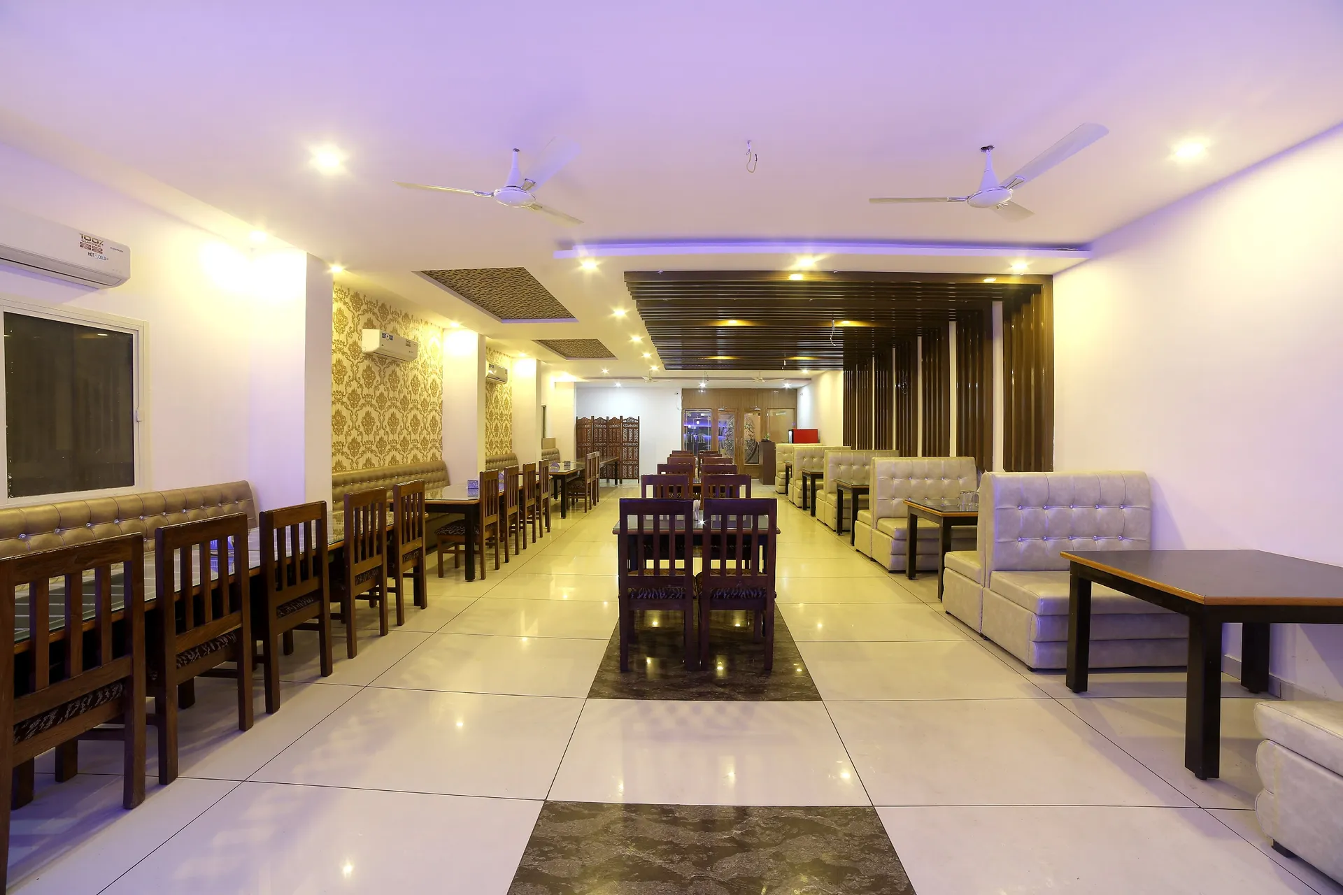 HOTEL TRIHARI Restaurant