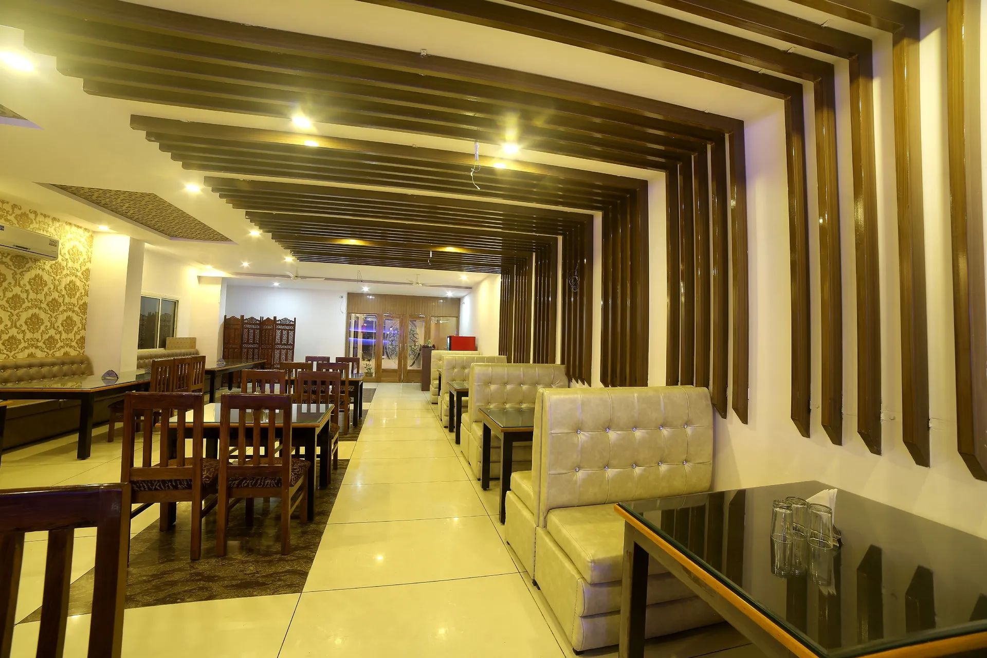 HOTEL TRIHARI Restaurant
