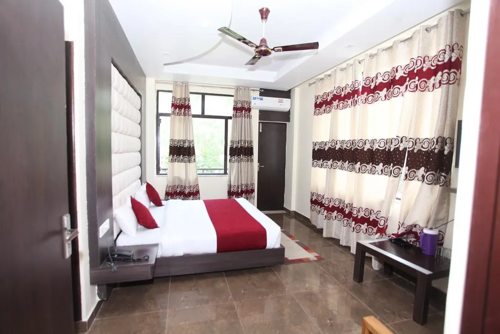 HOTEL TRIHARI Room