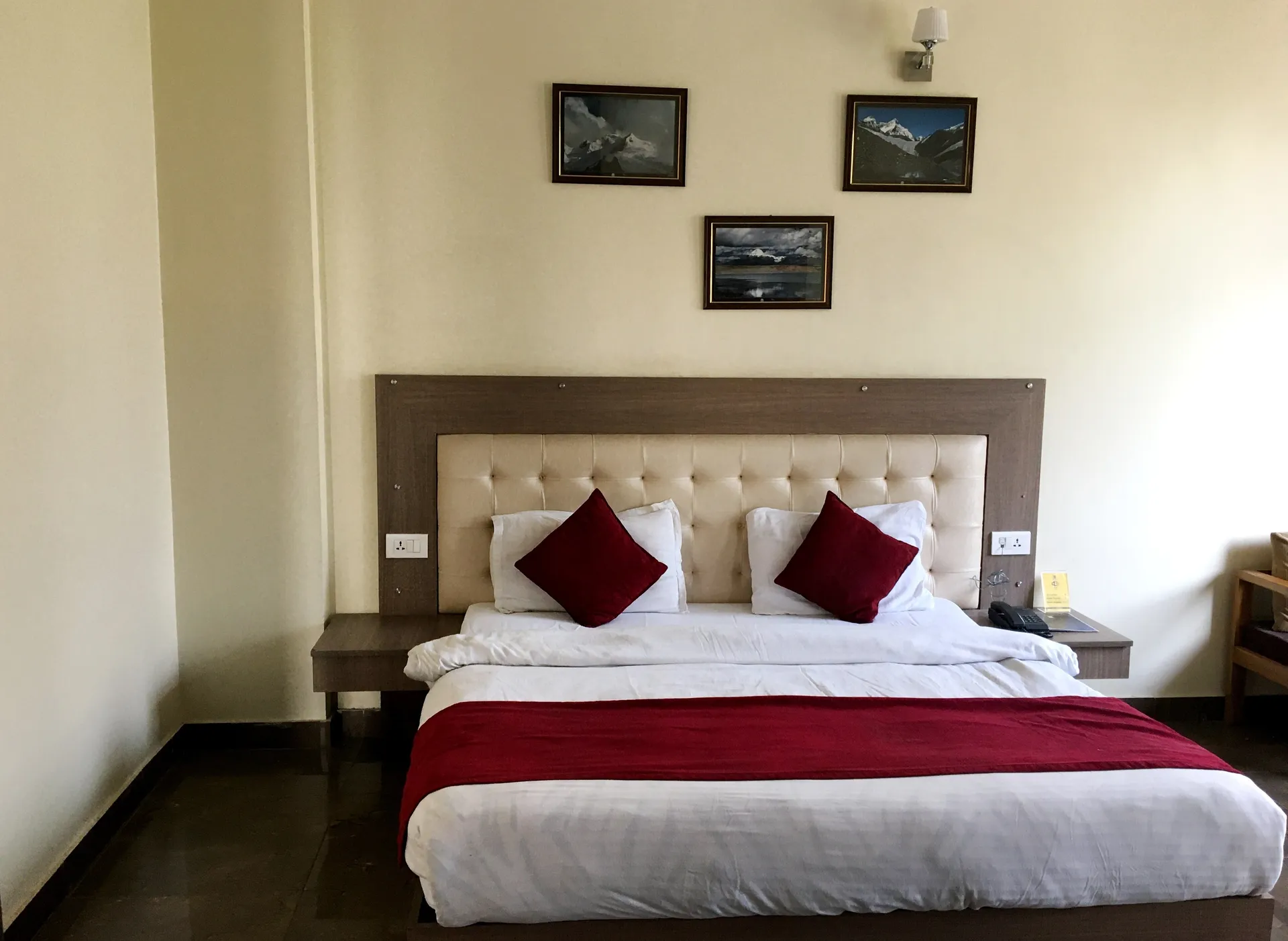 HOTEL TRIHARI Room