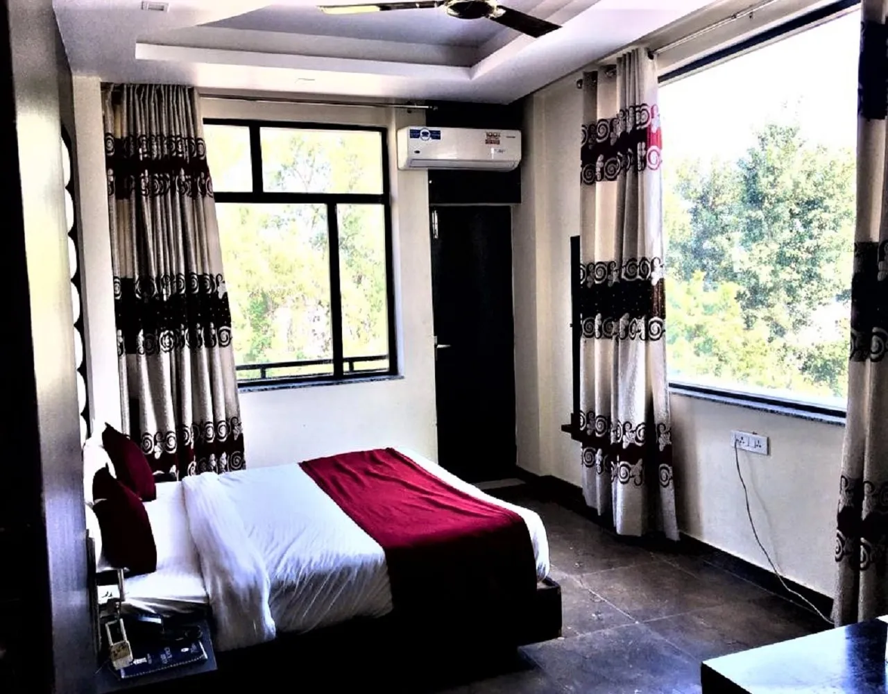 HOTEL TRIHARI Room