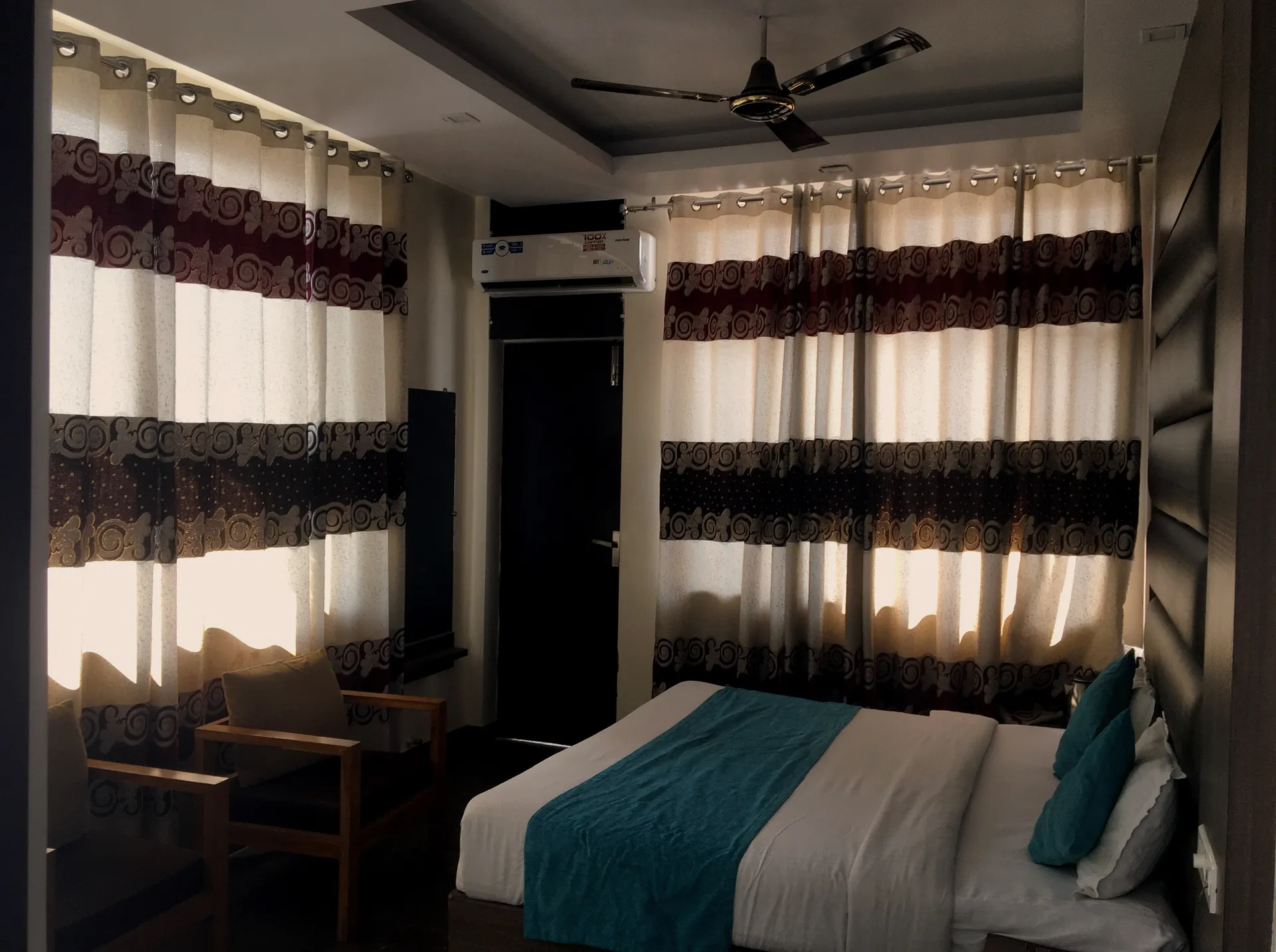 HOTEL TRIHARI Room