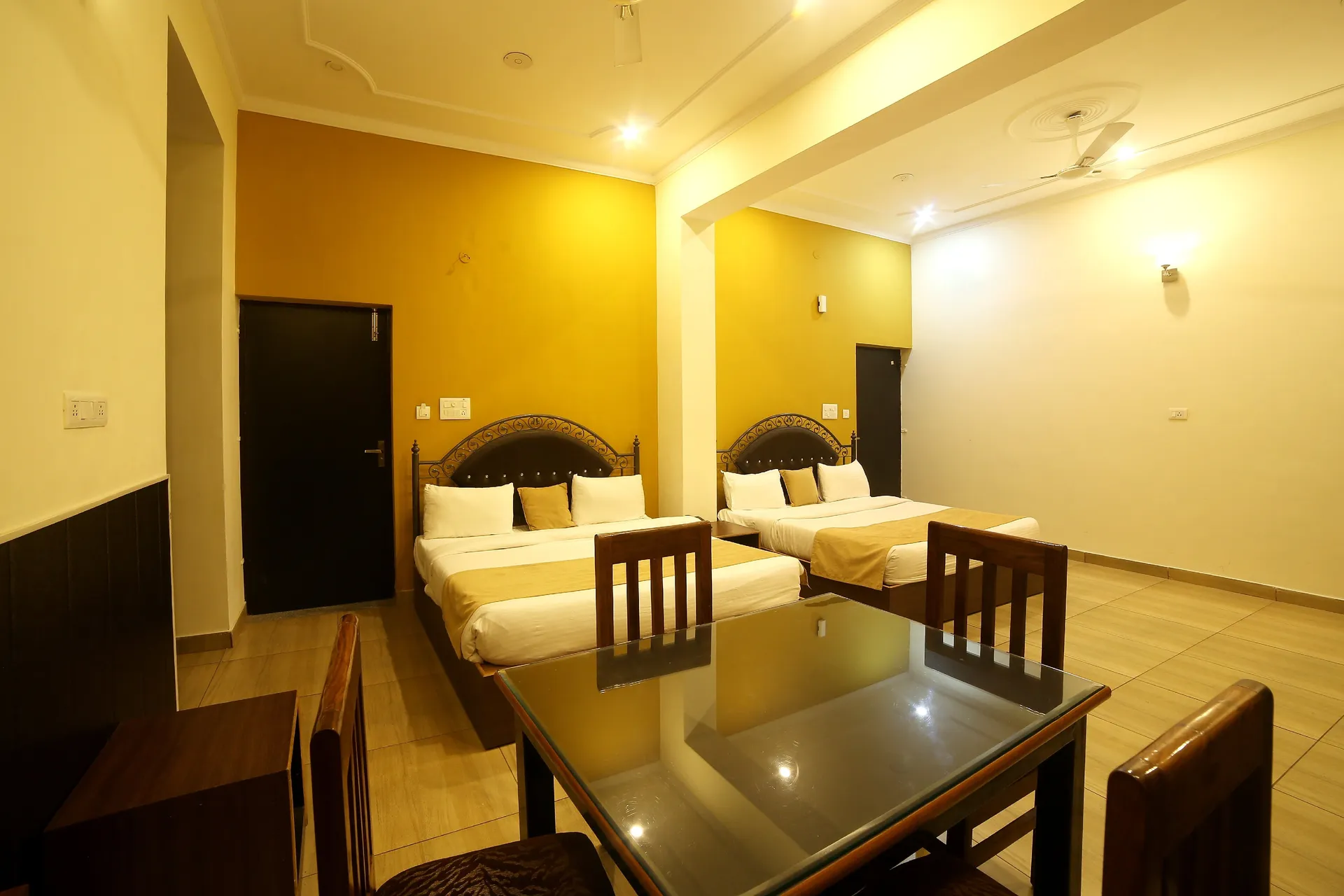 HOTEL TRIHARI Room