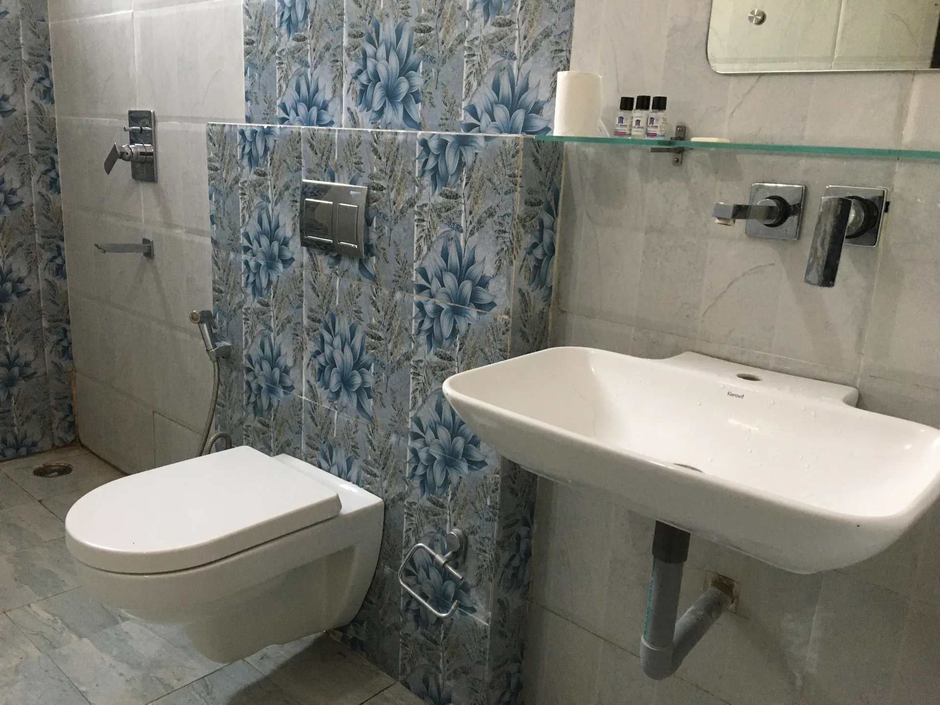HOTEL TRIHARI Room