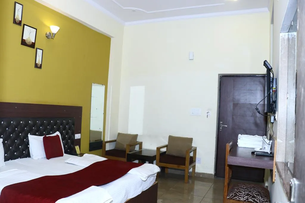 HOTEL TRIHARI Room