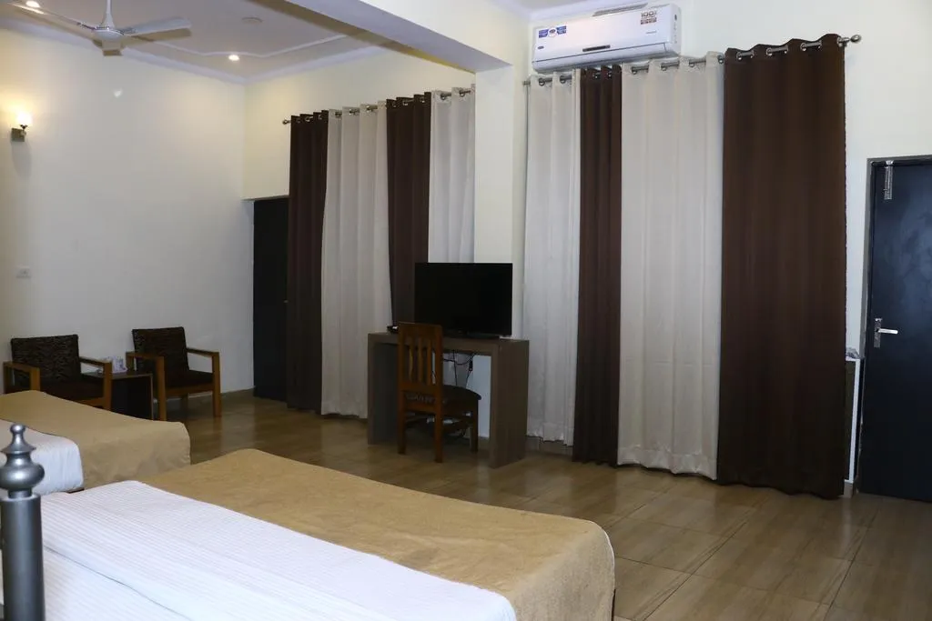 HOTEL TRIHARI Room