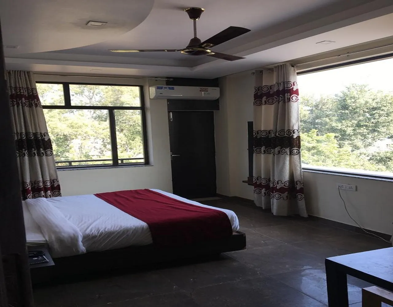HOTEL TRIHARI Room