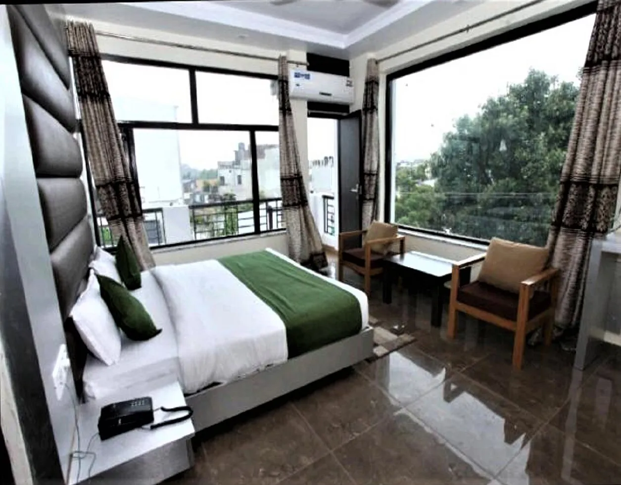 HOTEL TRIHARI Room