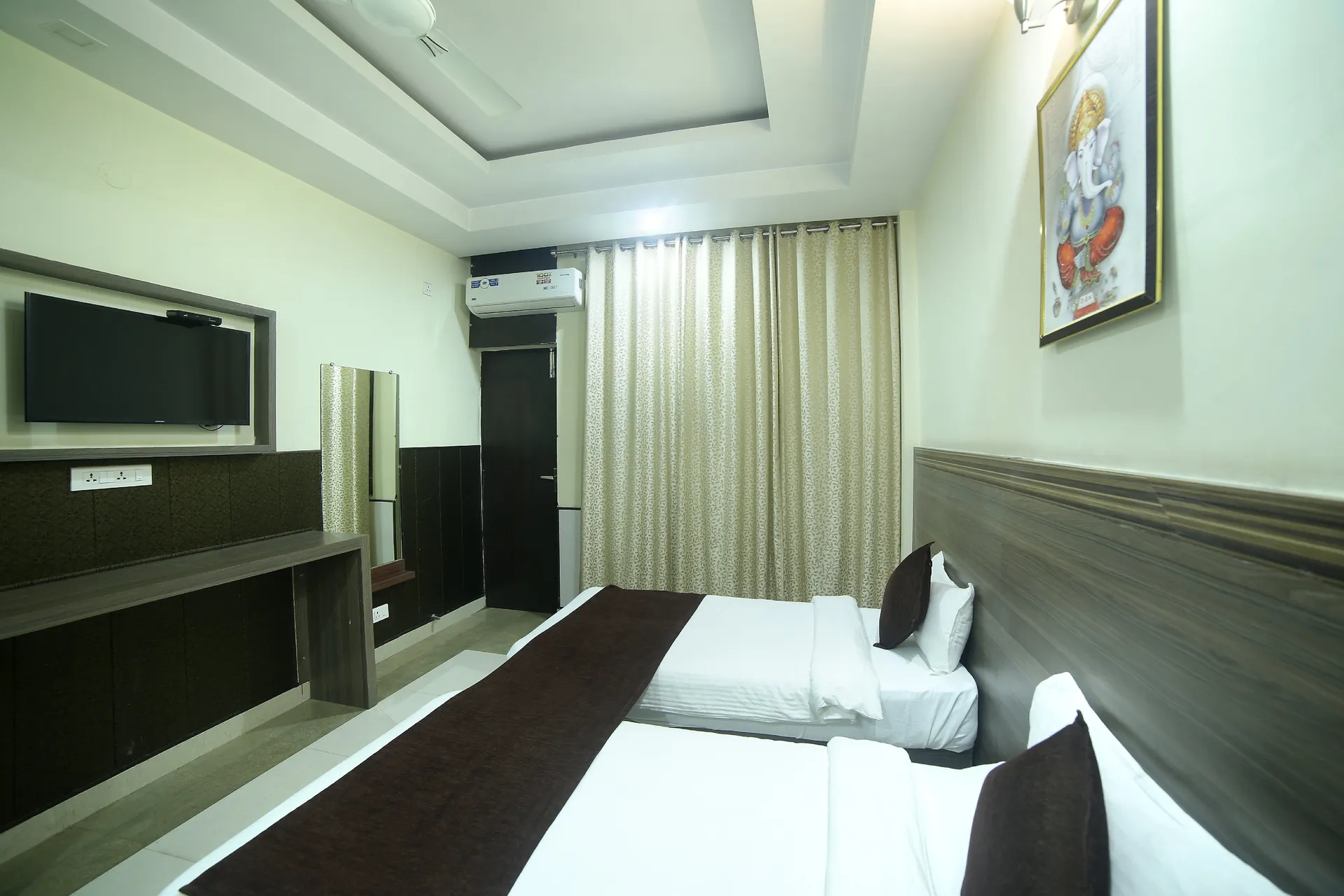 HOTEL TRIHARI Room