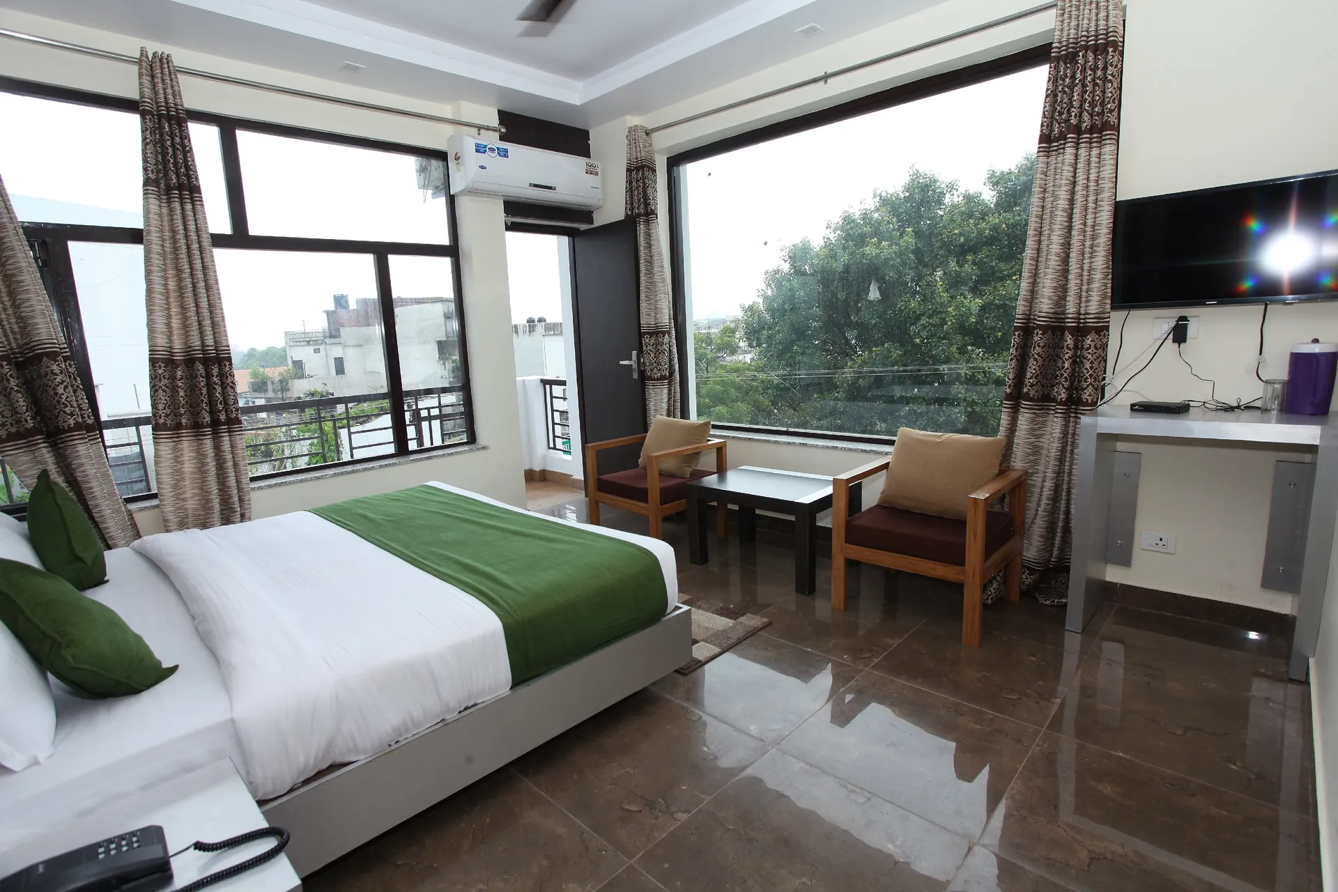 HOTEL TRIHARI Room