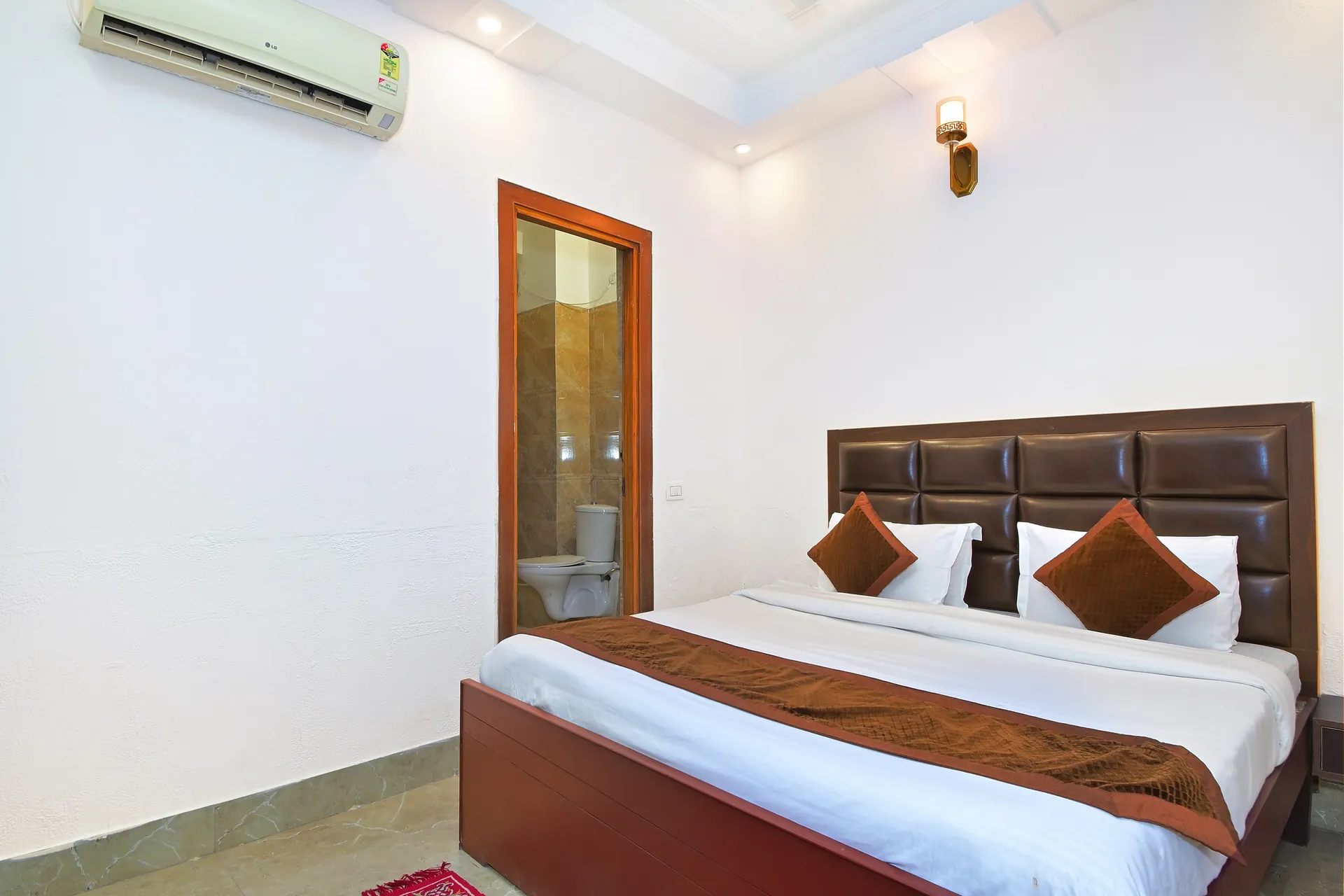 LA Riqueza Heritage Near to Triveni Ghat Room