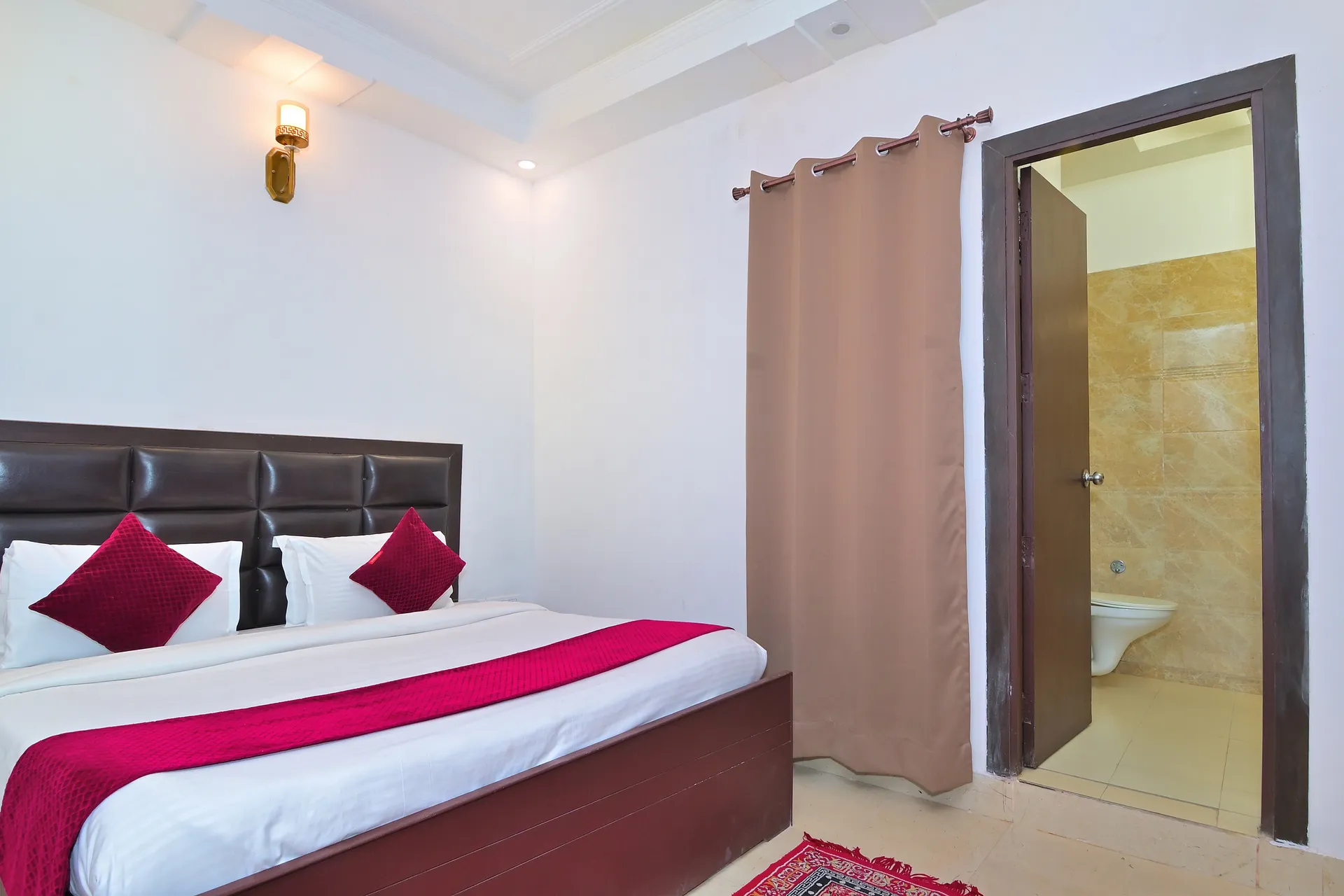 LA Riqueza Heritage Near to Triveni Ghat Room