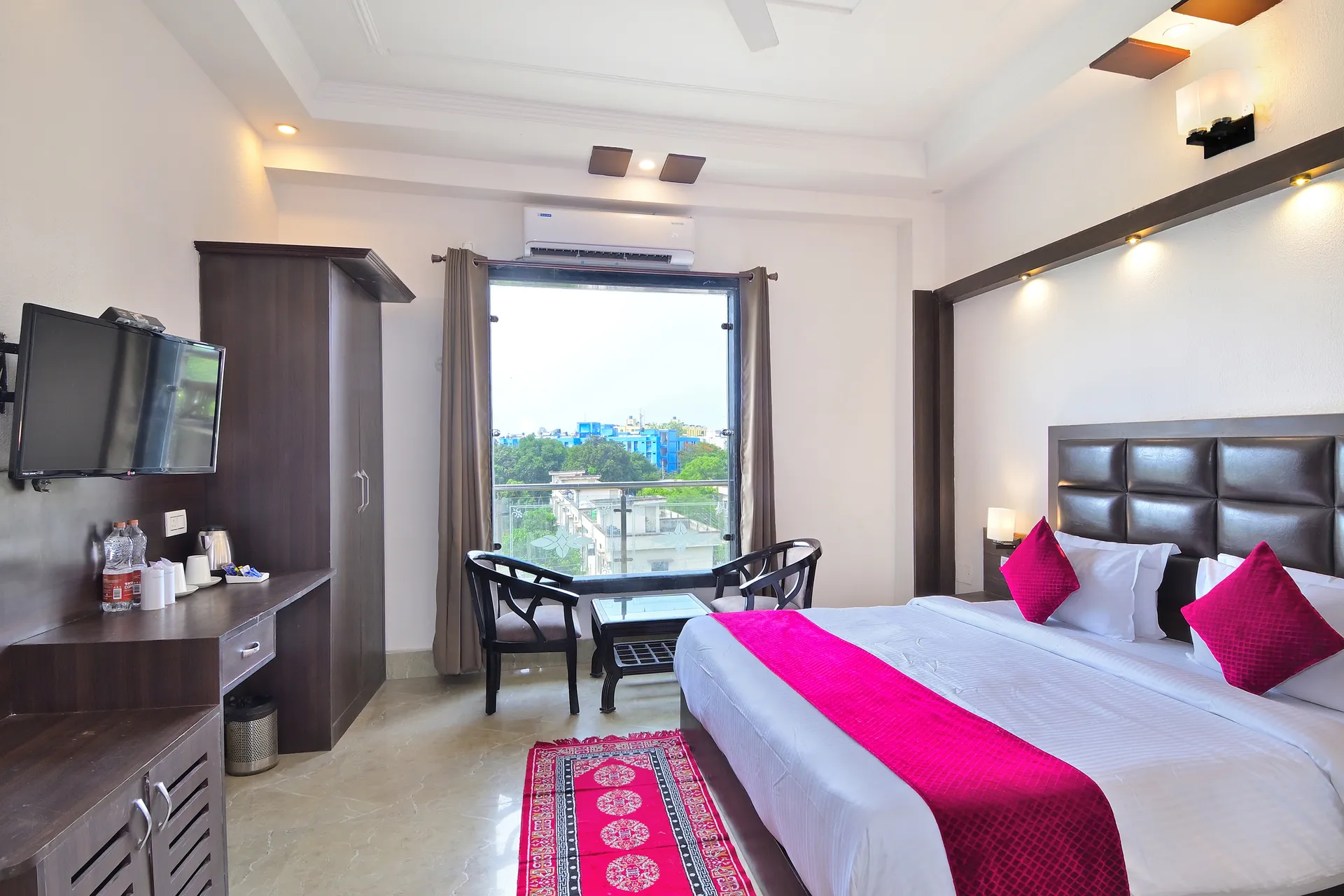 LA Riqueza Heritage Near to Triveni Ghat Room