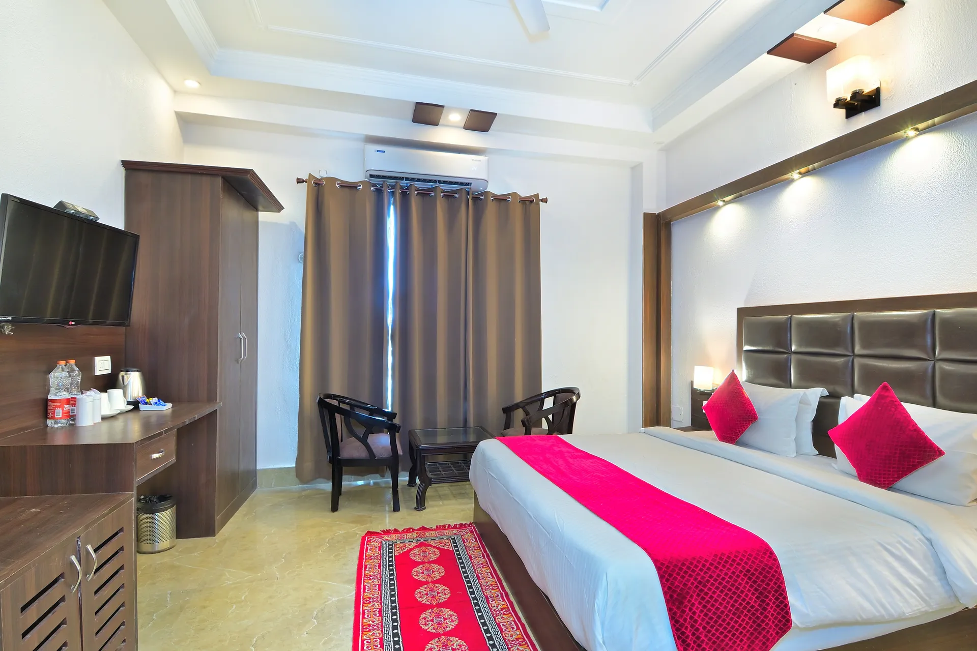 LA Riqueza Heritage Near to Triveni Ghat Room