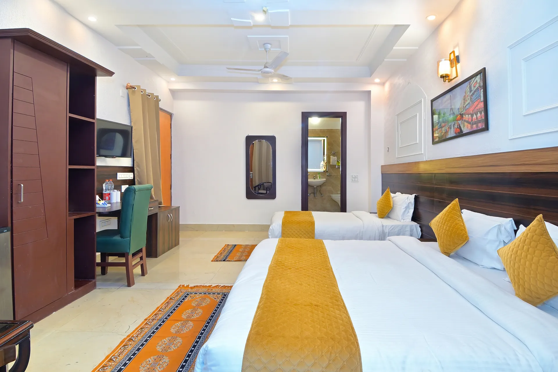 LA Riqueza Heritage Near to Triveni Ghat Room