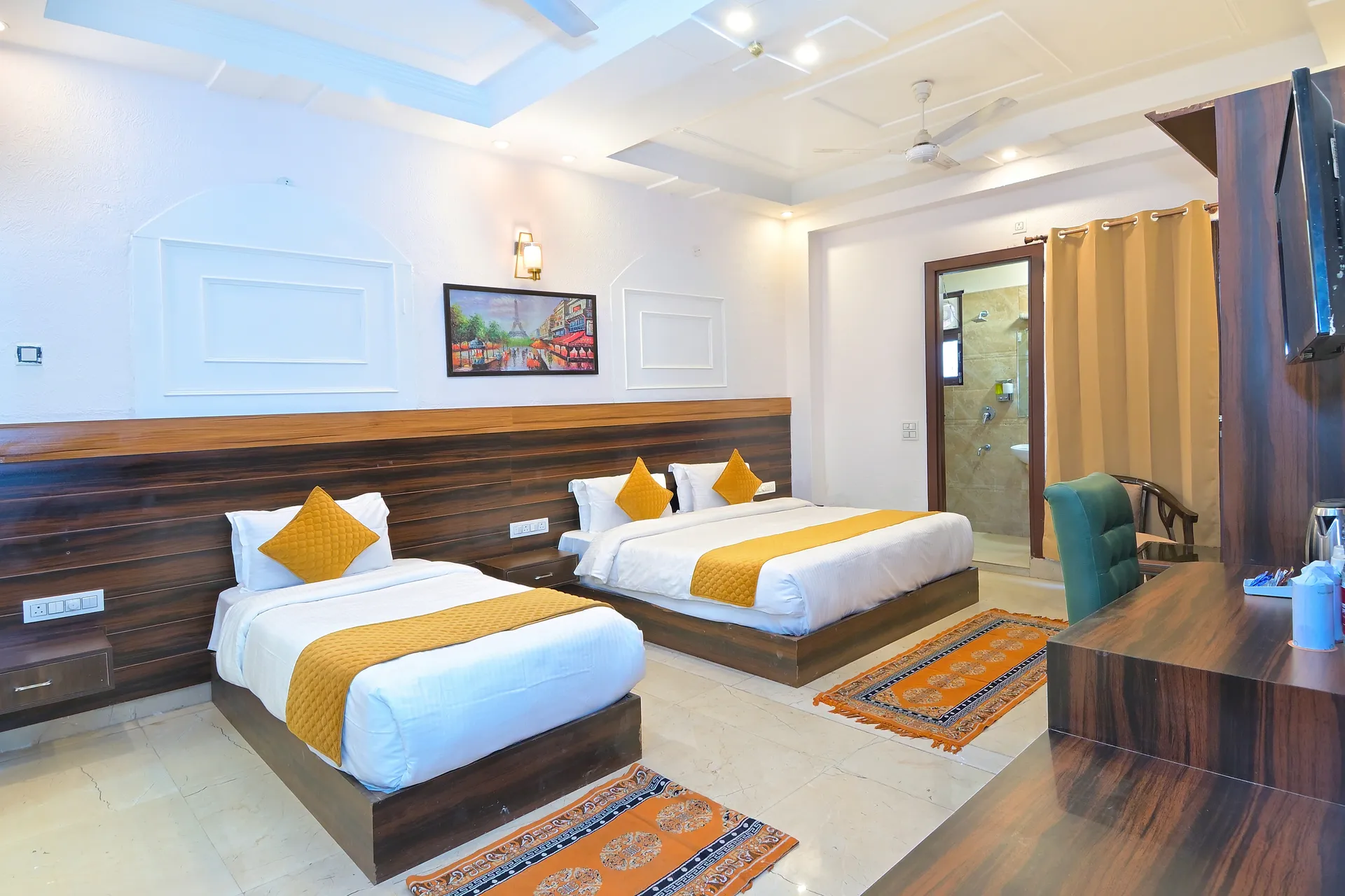 LA Riqueza Heritage Near to Triveni Ghat Room