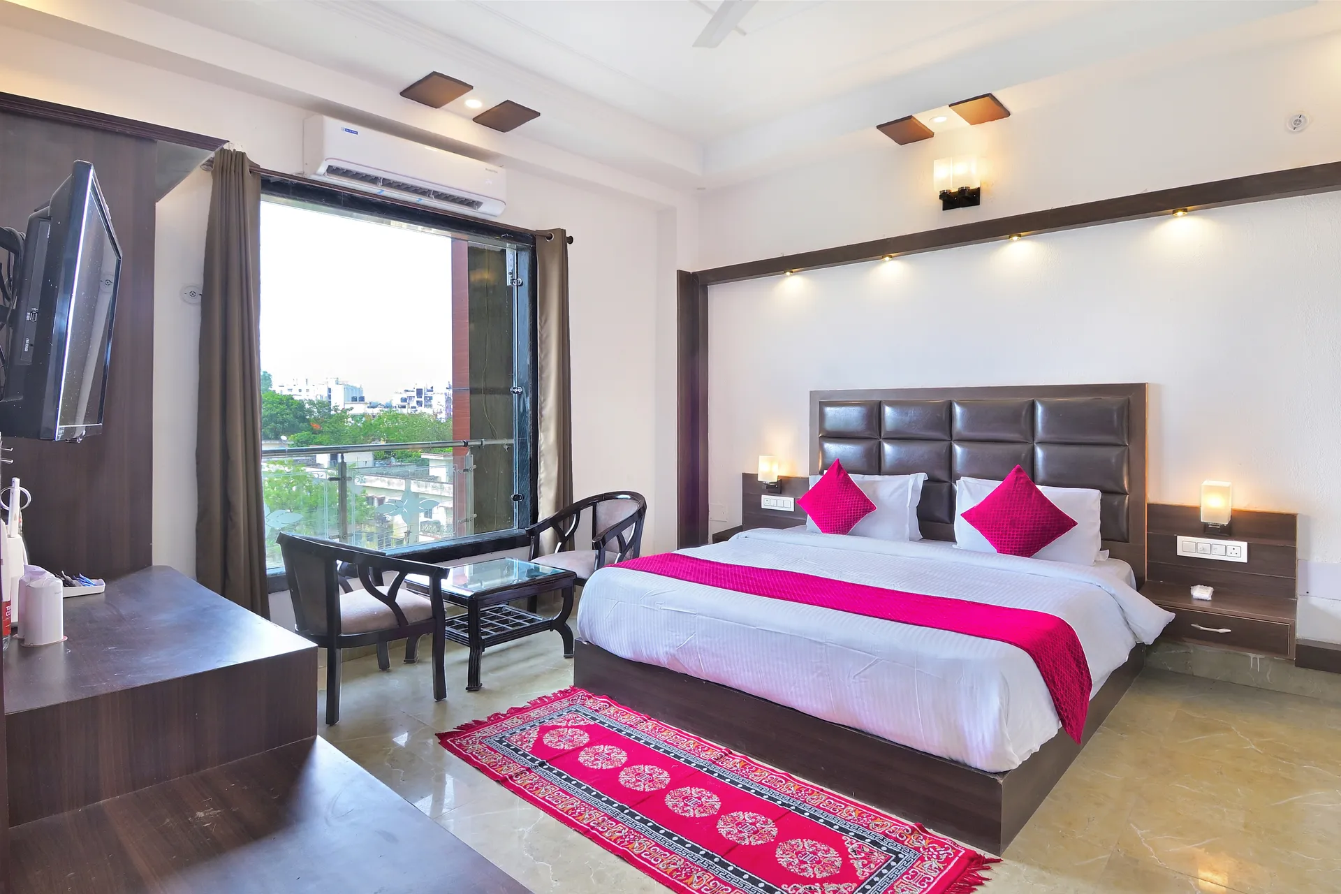 LA Riqueza Heritage Near to Triveni Ghat Room