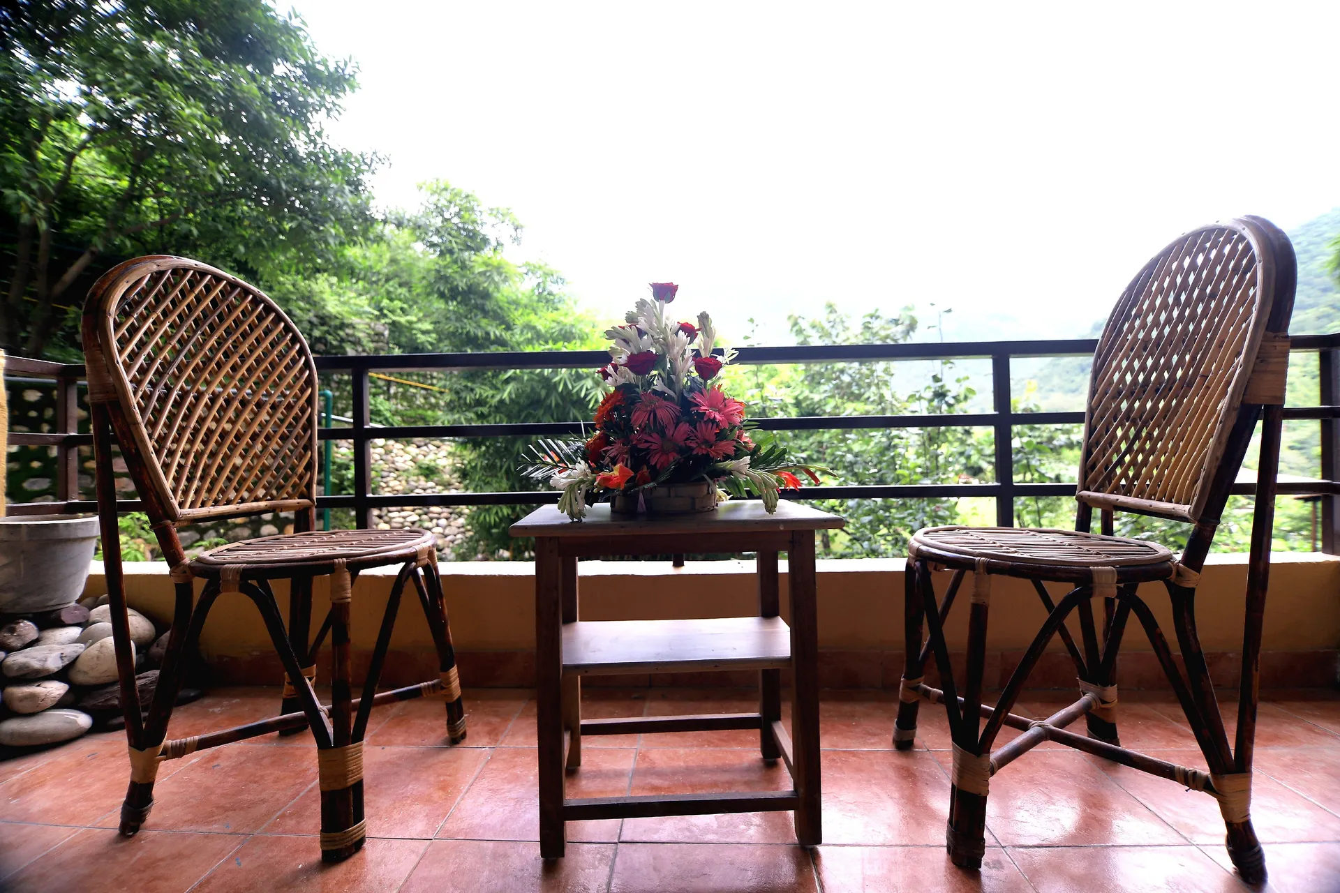 Luxury Aloha Apartments | Infinity Pool & Spa Common Area