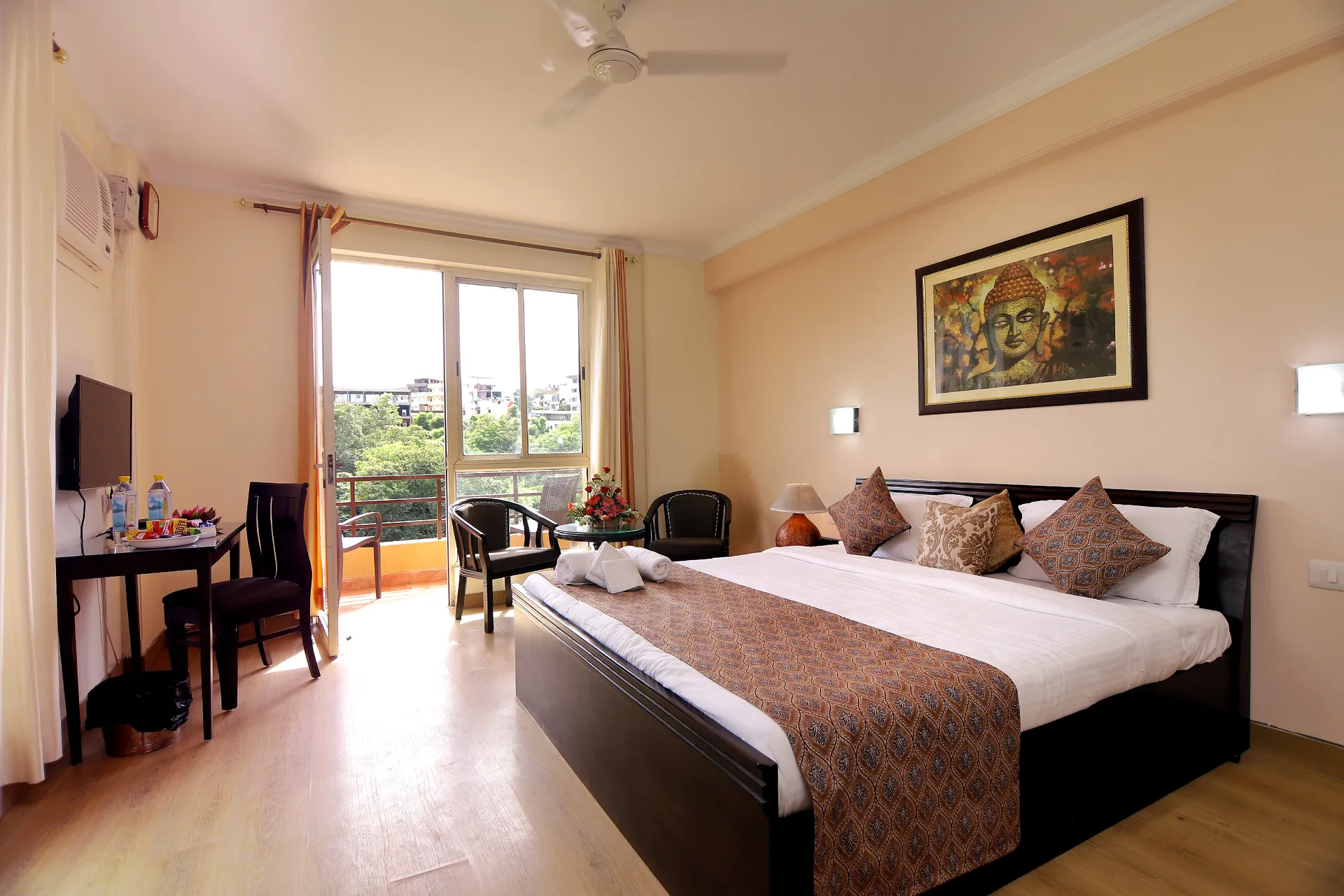 Luxury Aloha Apartments | Infinity Pool & Spa Common Area