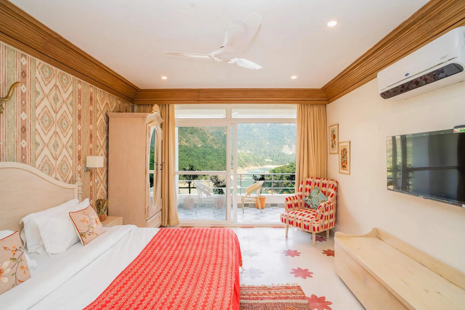 Luxury Aloha Apartments | Infinity Pool & Spa Interiors