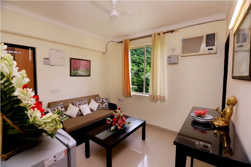 Luxury Aloha Apartments | Infinity Pool & Spa Living Room