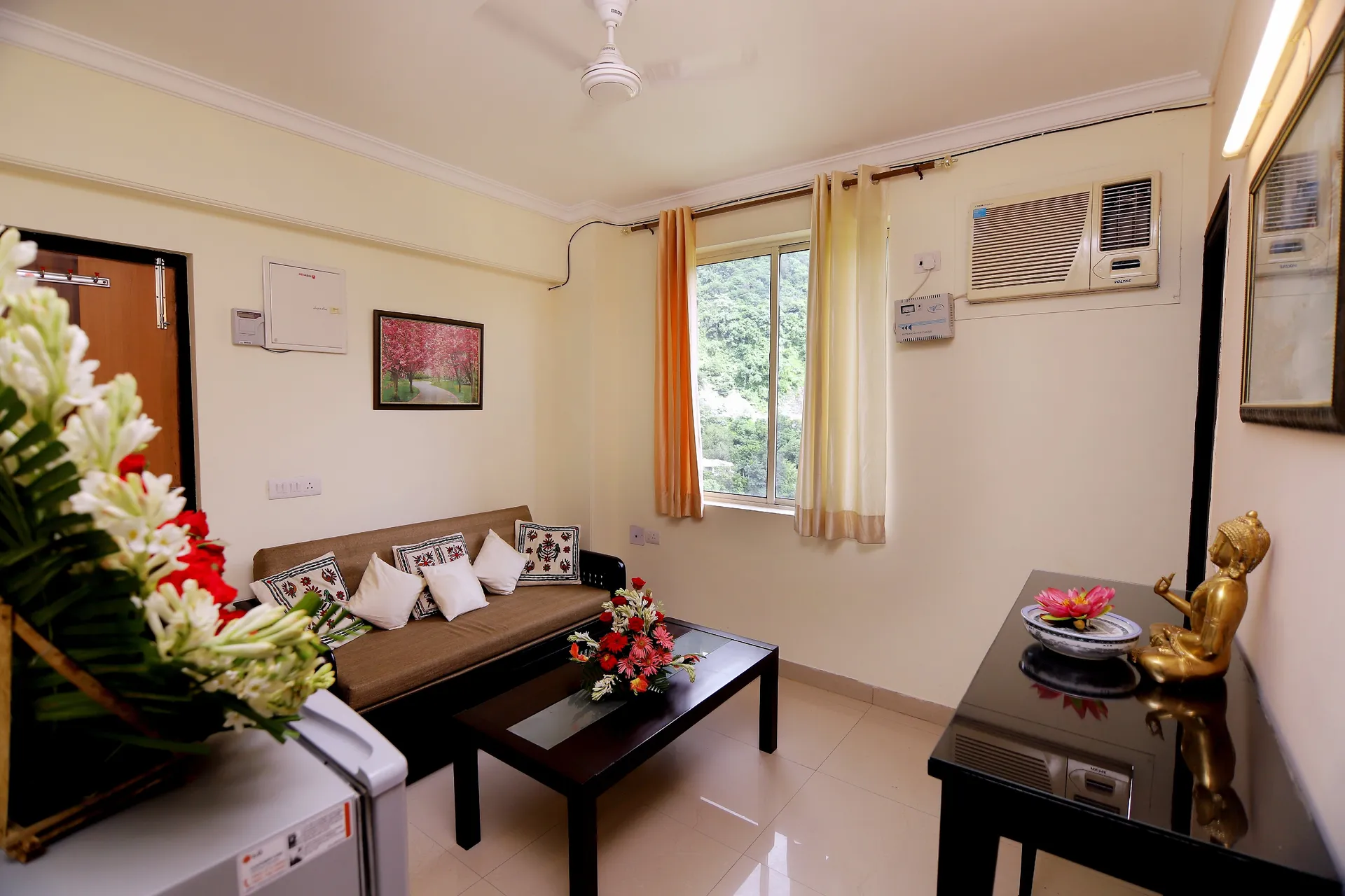 Luxury Aloha Apartments | Infinity Pool & Spa Living Room