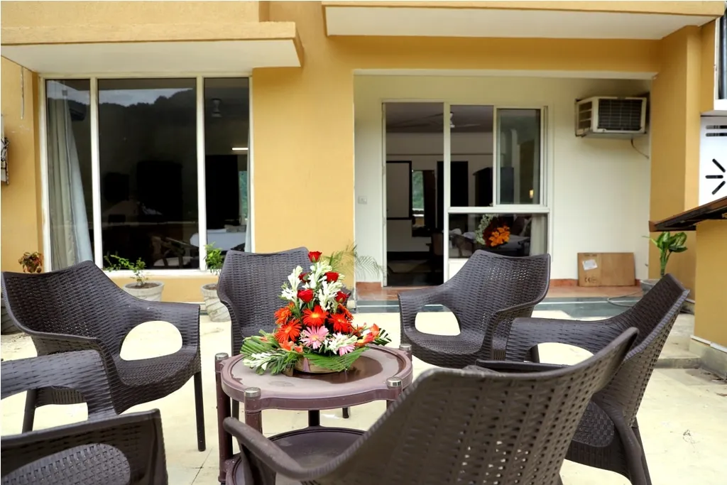 Luxury Aloha Apartments | Infinity Pool & Spa Living Room