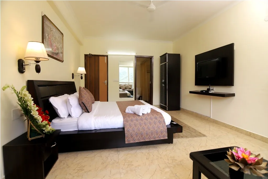 Luxury Aloha Apartments | Infinity Pool & Spa Room