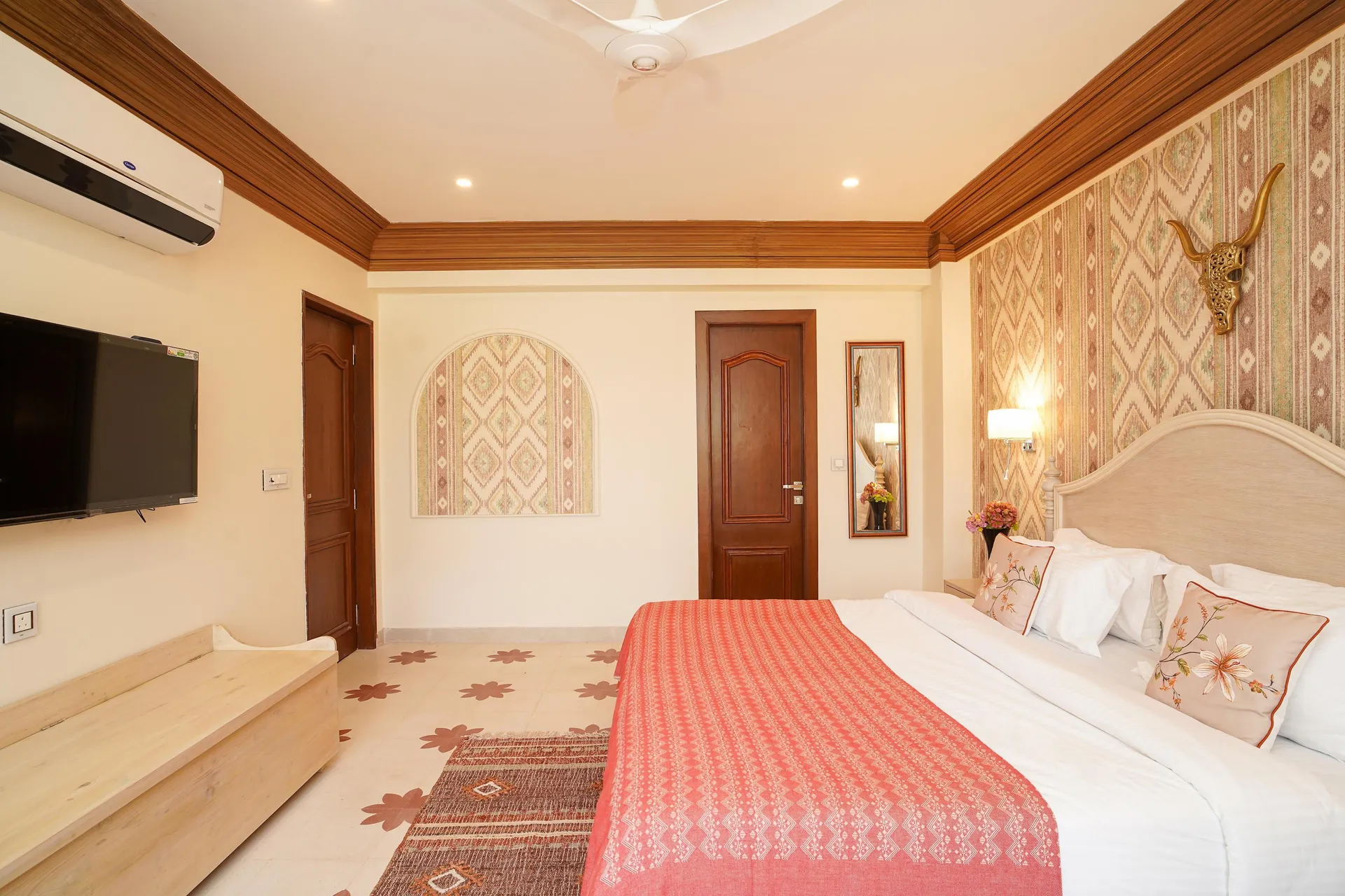 Luxury Aloha Apartments | Infinity Pool & Spa Room