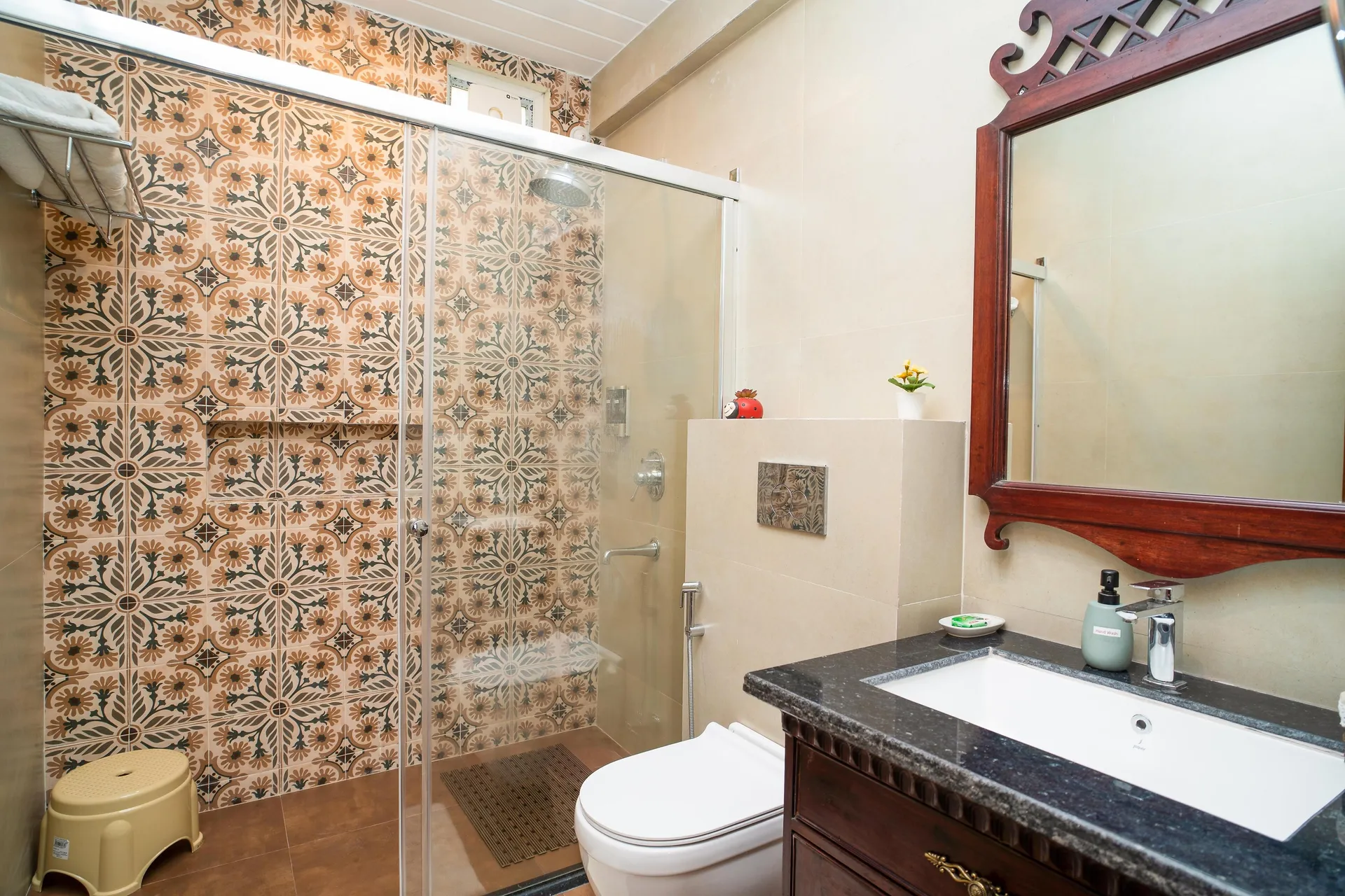 Luxury Aloha Apartments | Infinity Pool & Spa Room