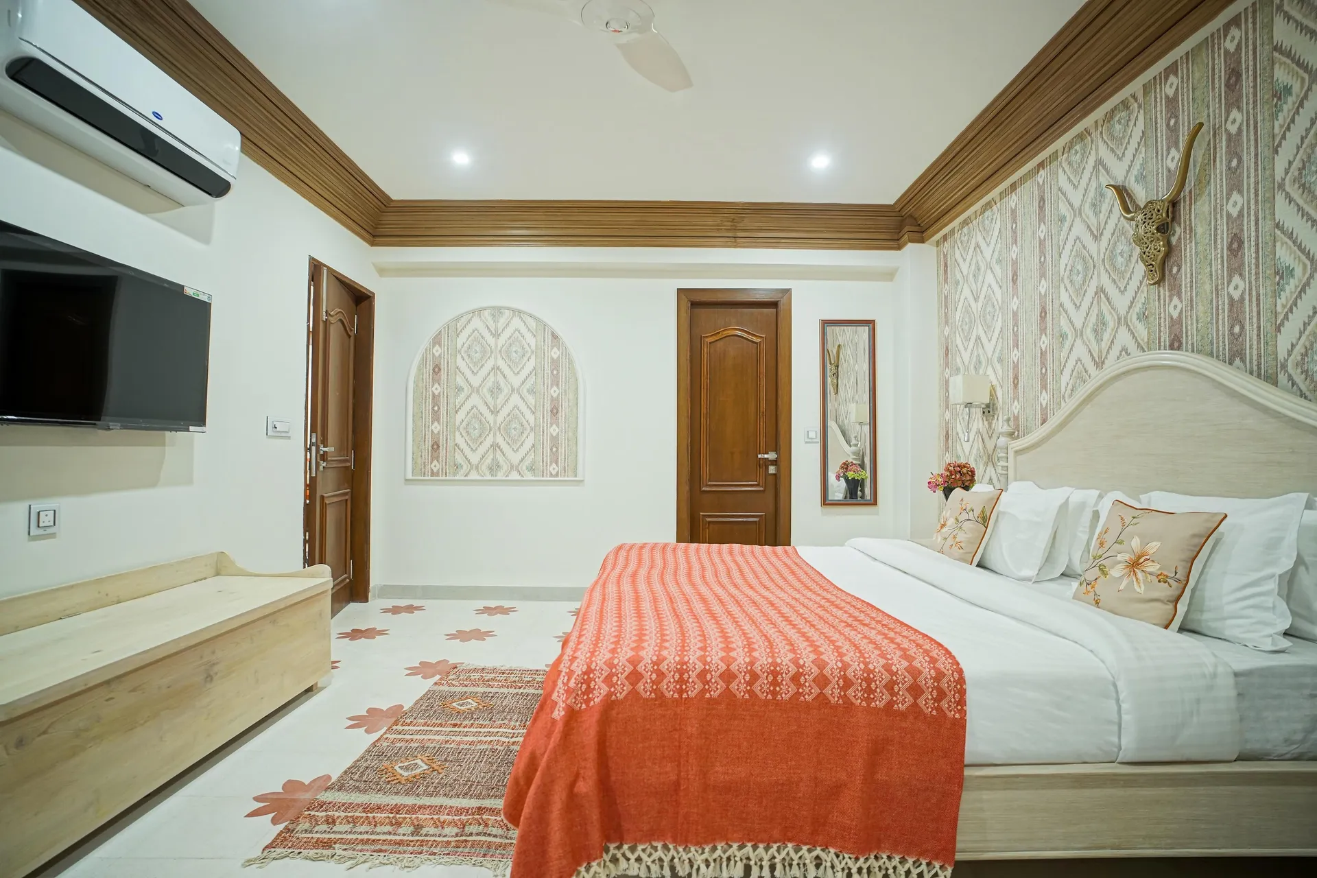 Luxury Aloha Apartments | Infinity Pool & Spa Room