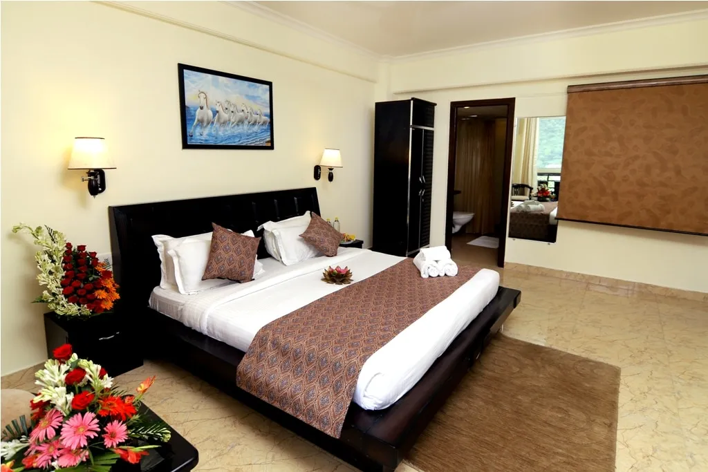 Luxury Aloha Apartments | Infinity Pool & Spa Room