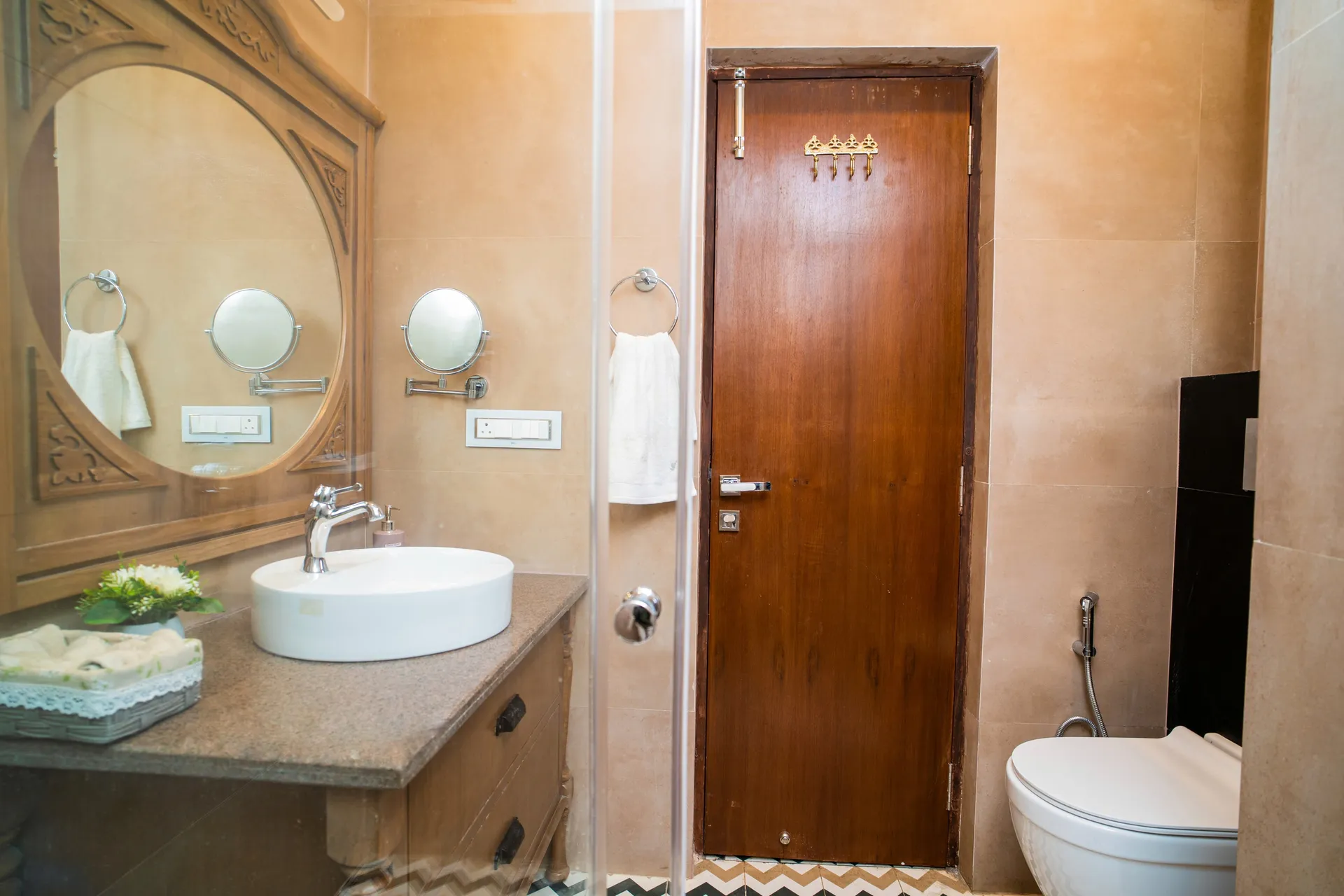 Luxury Aloha Apartments | Infinity Pool & Spa Washroom