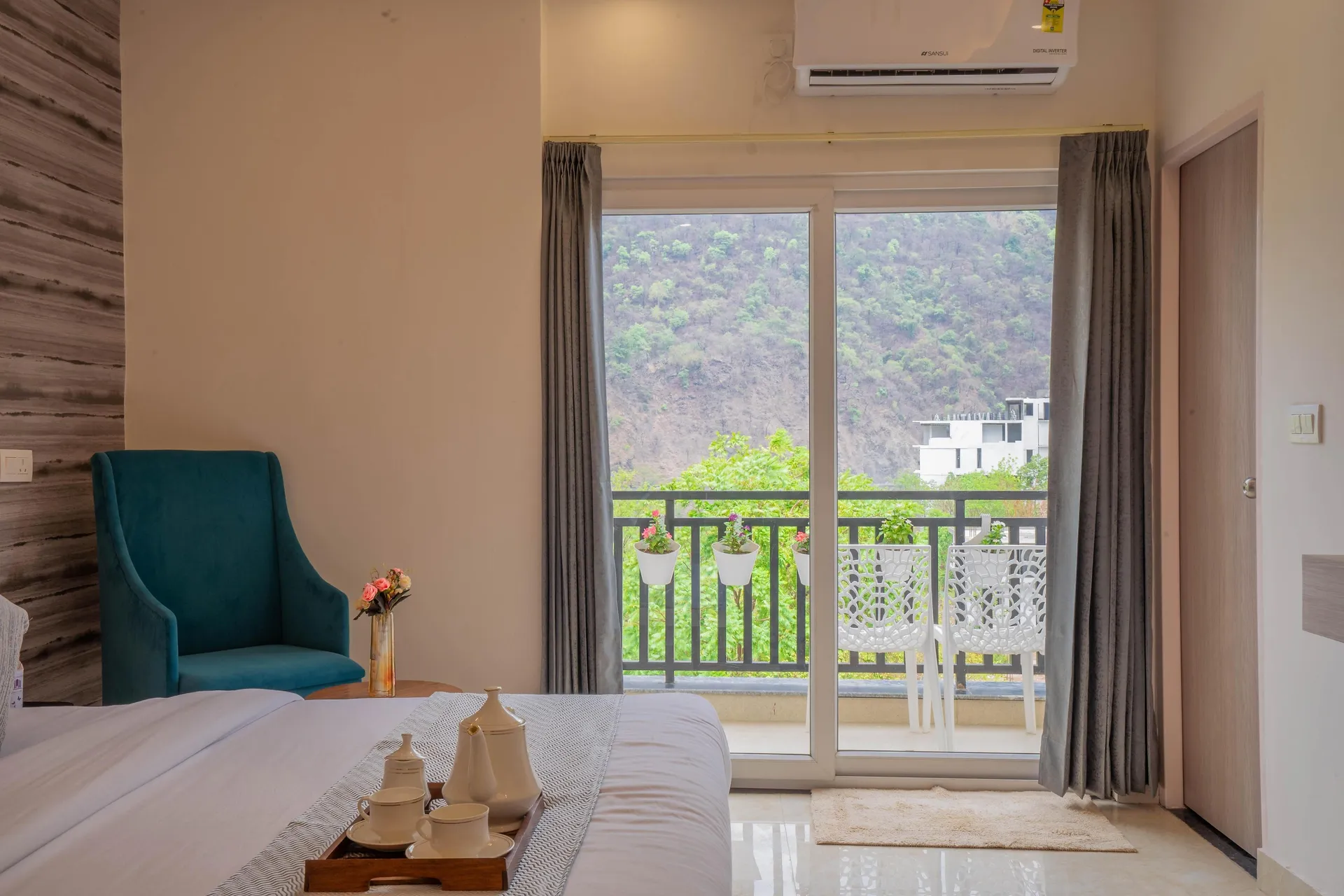 Perfectstayz Alpine Retreat Room