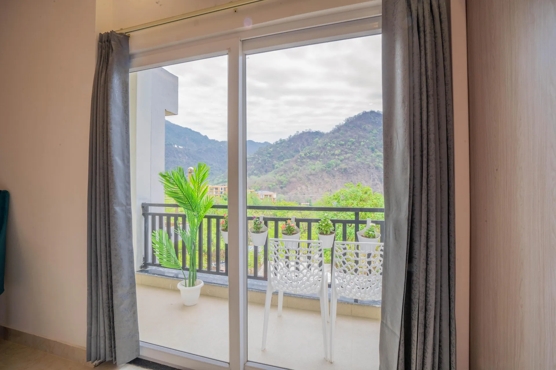 Perfectstayz Alpine Retreat Room