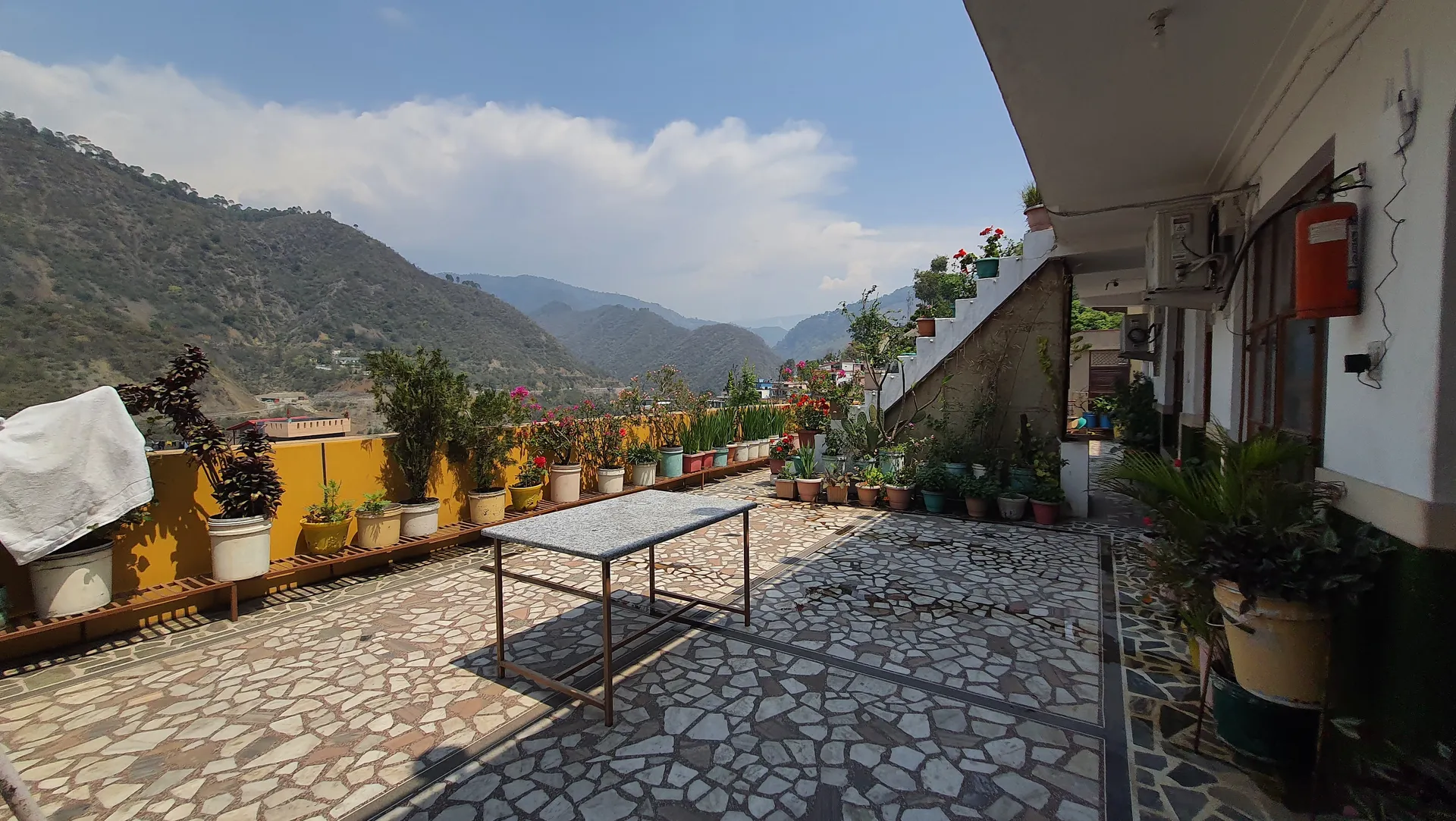 Hotel Suri ( 2kms From Sangam) - Rudraprayag Common Area