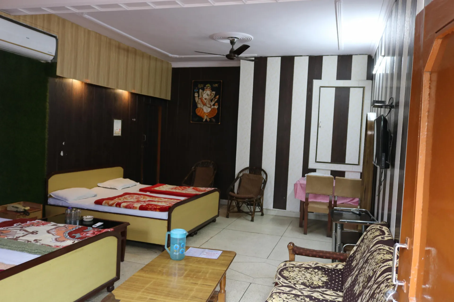Hotel Suri ( 2kms From Sangam) - Rudraprayag Room
